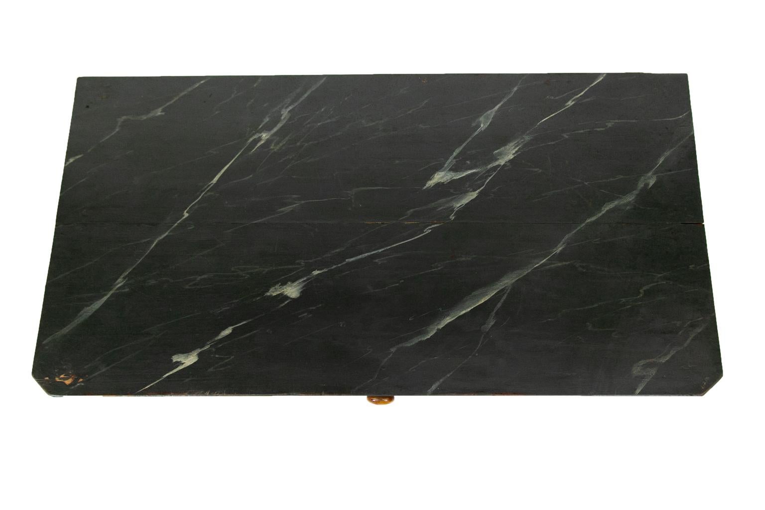 Mesa auxiliar inglesa de un cajón pintada de imitación, la parte superior está pintada para simular mármol verde mientras que la parte inferior está pintada para simular madera con incrustaciones de ébano. El pomo de madera de frutal es original.