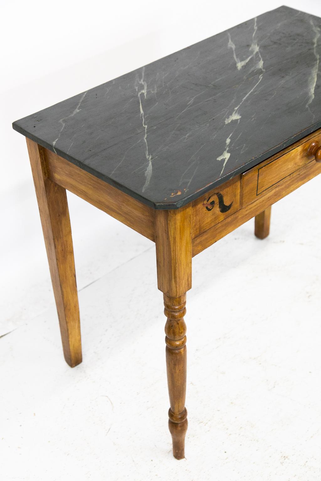 Mesa auxiliar inglesa de un cajón pintada de imitación Bosque falso en venta