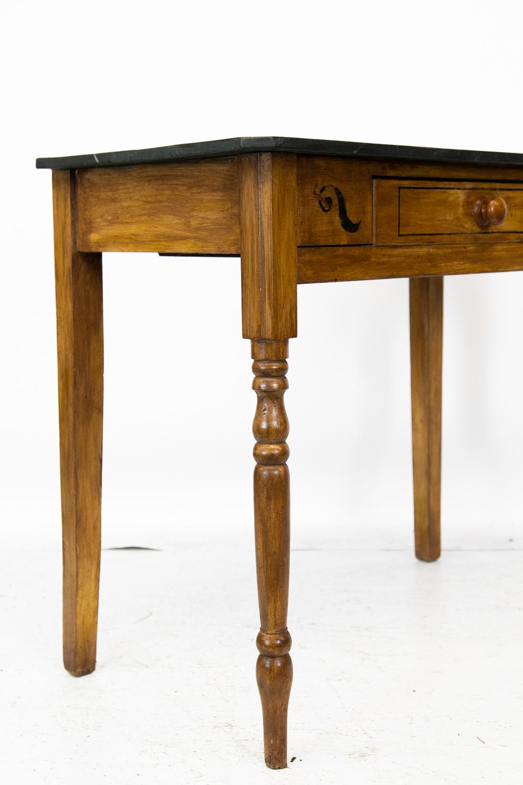 Milieu du XIXe siècle Table d'appoint anglaise à un tiroir peinte en fausse peinture en vente