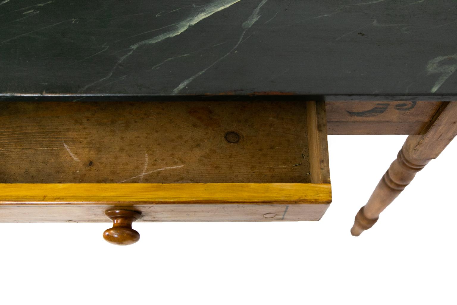 Pin Table d'appoint anglaise à un tiroir peinte en fausse peinture en vente