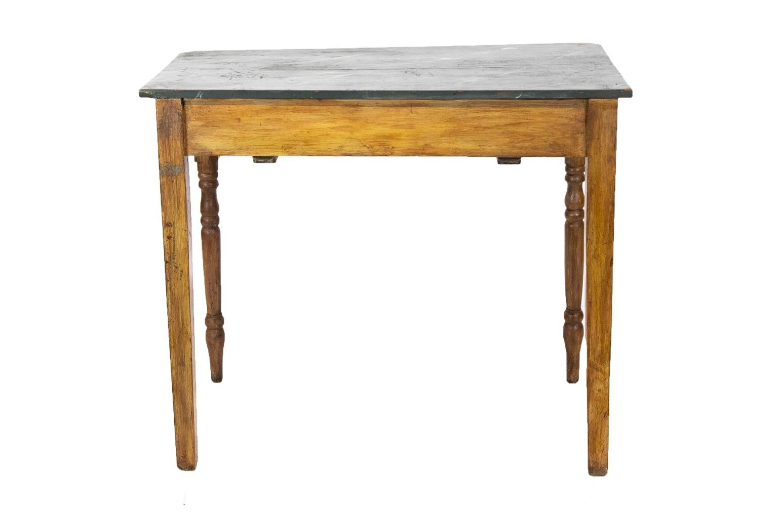 Mesa auxiliar inglesa de un cajón pintada de imitación en venta 1