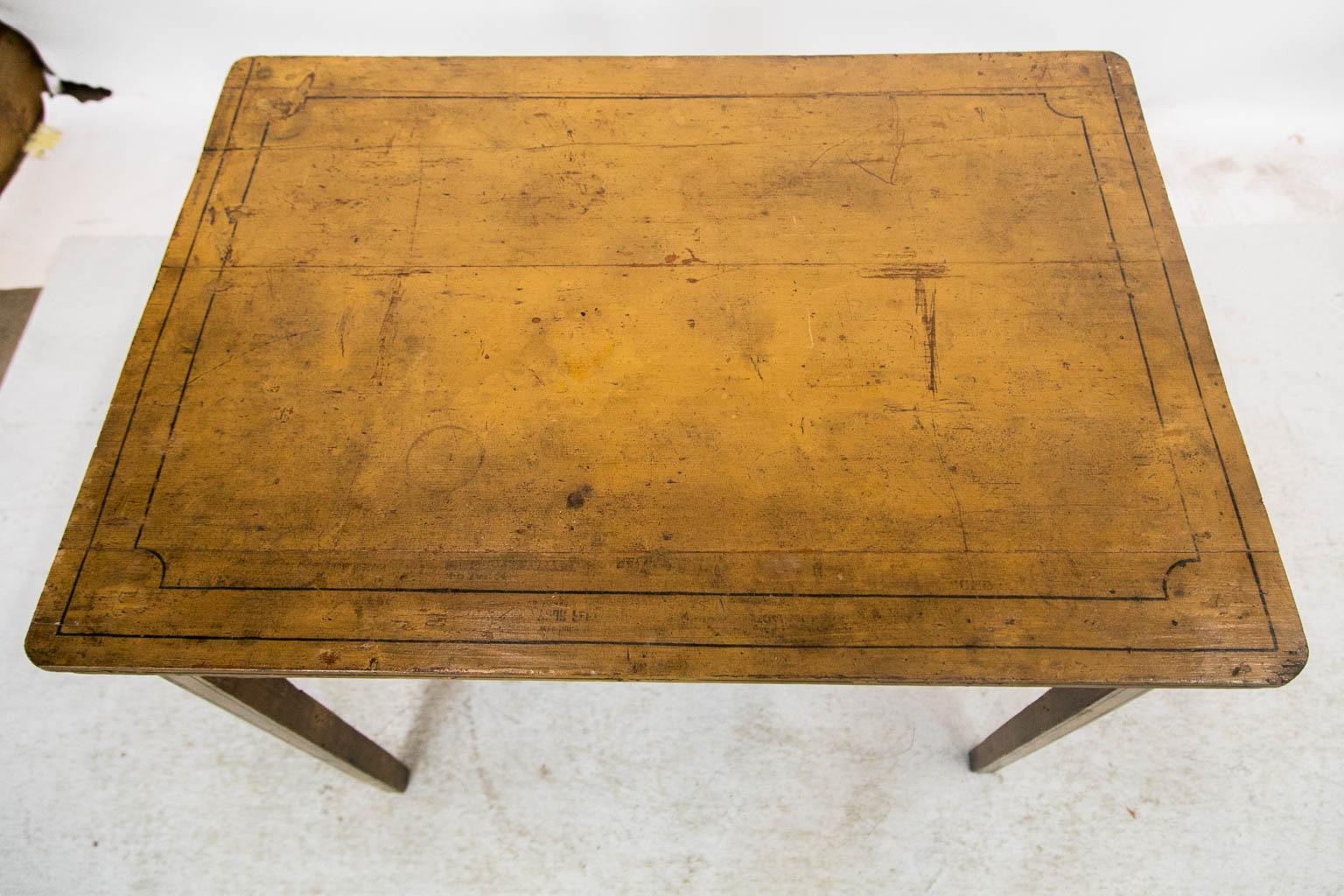 Le plateau de cette table d'appoint est peint pour simuler le pin avec une incrustation en ébène peinte.