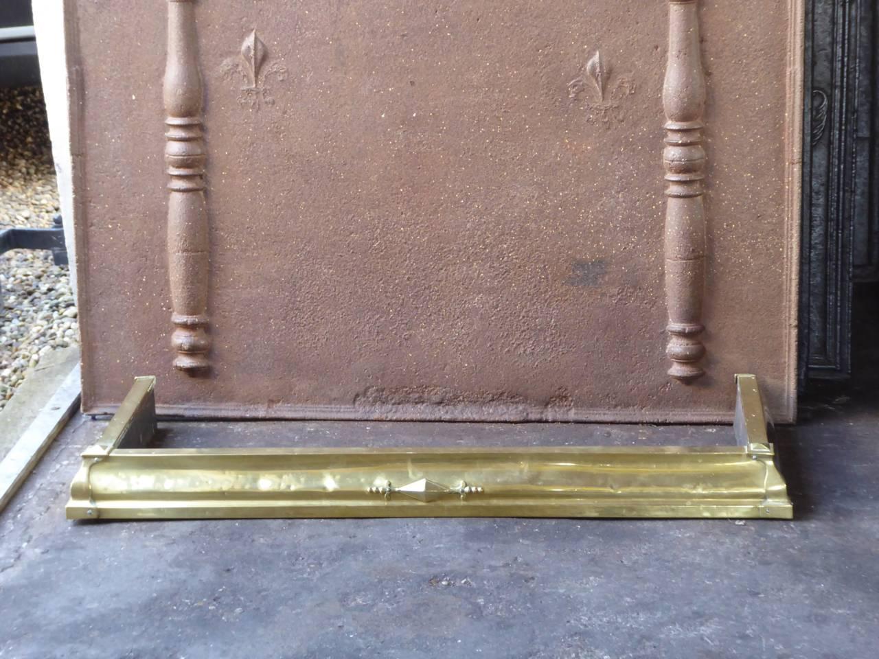 English fire fender made of brass. Victorian Style. The condition is good.
