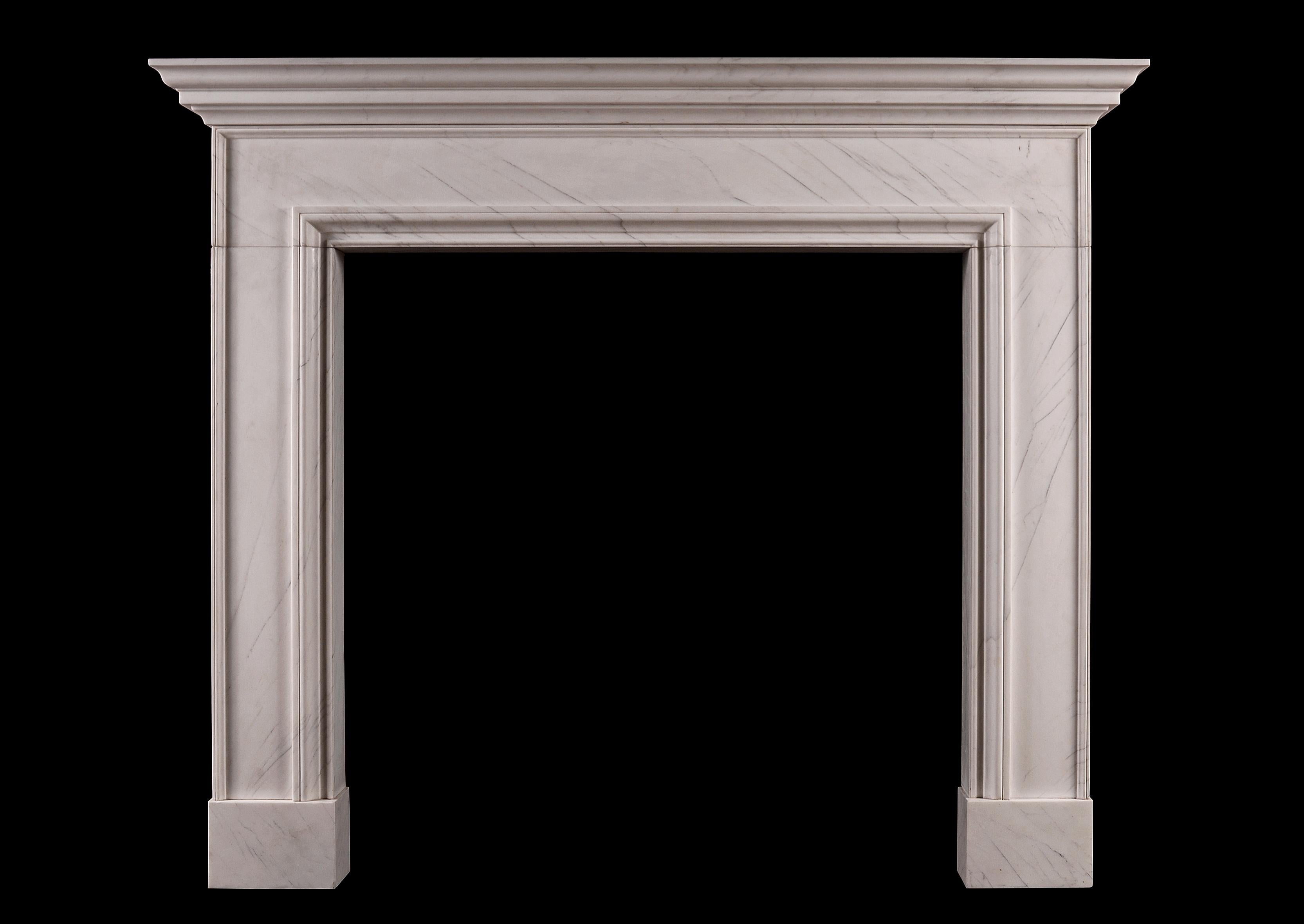 English Fireplace in White Marble In Good Condition For Sale In London, GB