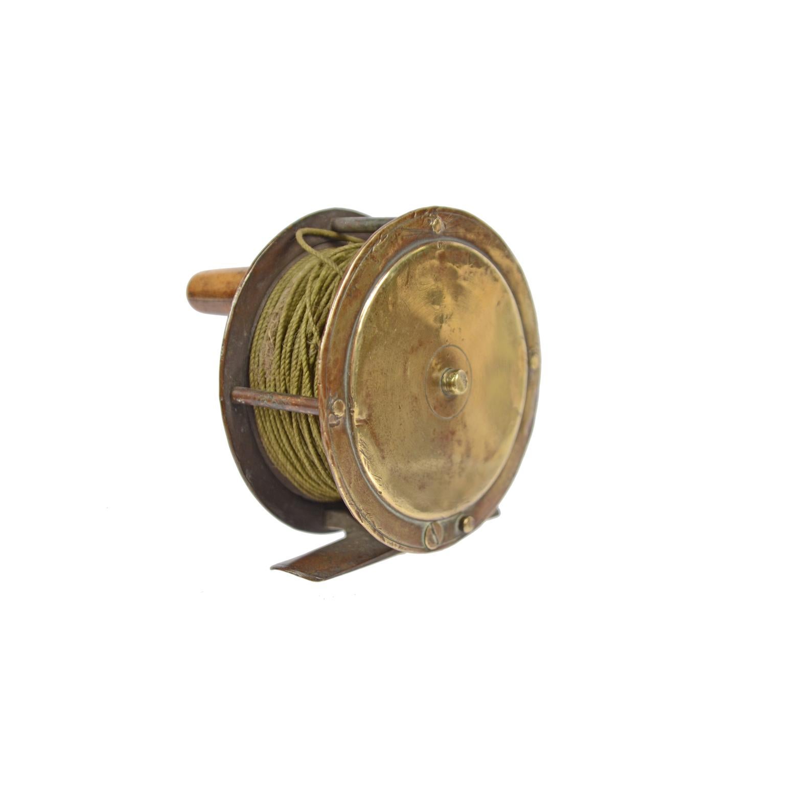 Antique English fishing reel, made of brass. English manufacture, early 1900s. Diameter cm 8. Very good condition.
Shipping in insured by Lloyd's London and the gift box is free (look at the last picture).
 