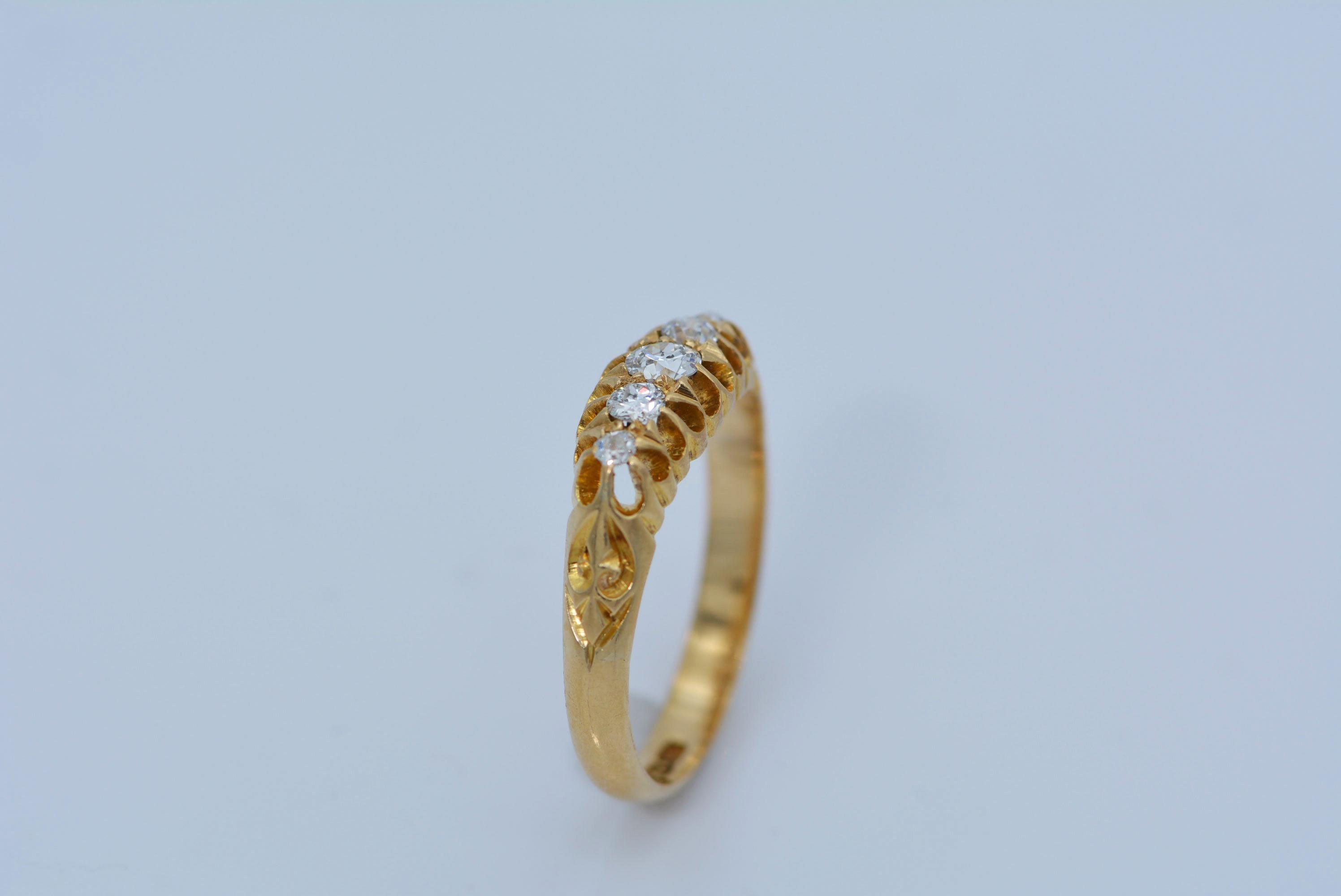 English Five Diamond Ring in 18 Karat Gold In Excellent Condition For Sale In Aurora, Ontario