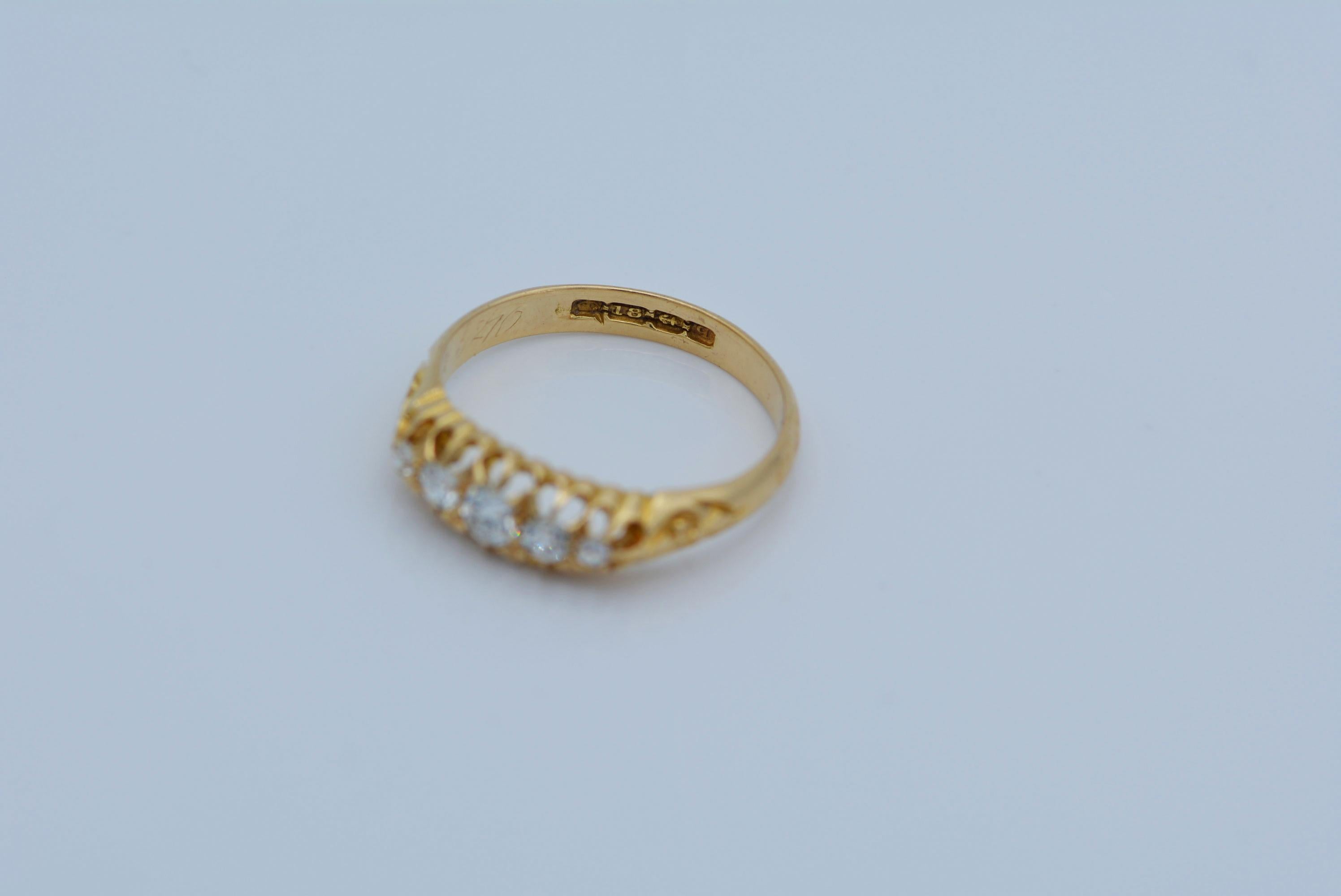 English Five Diamond Ring in 18 Karat Gold For Sale 1
