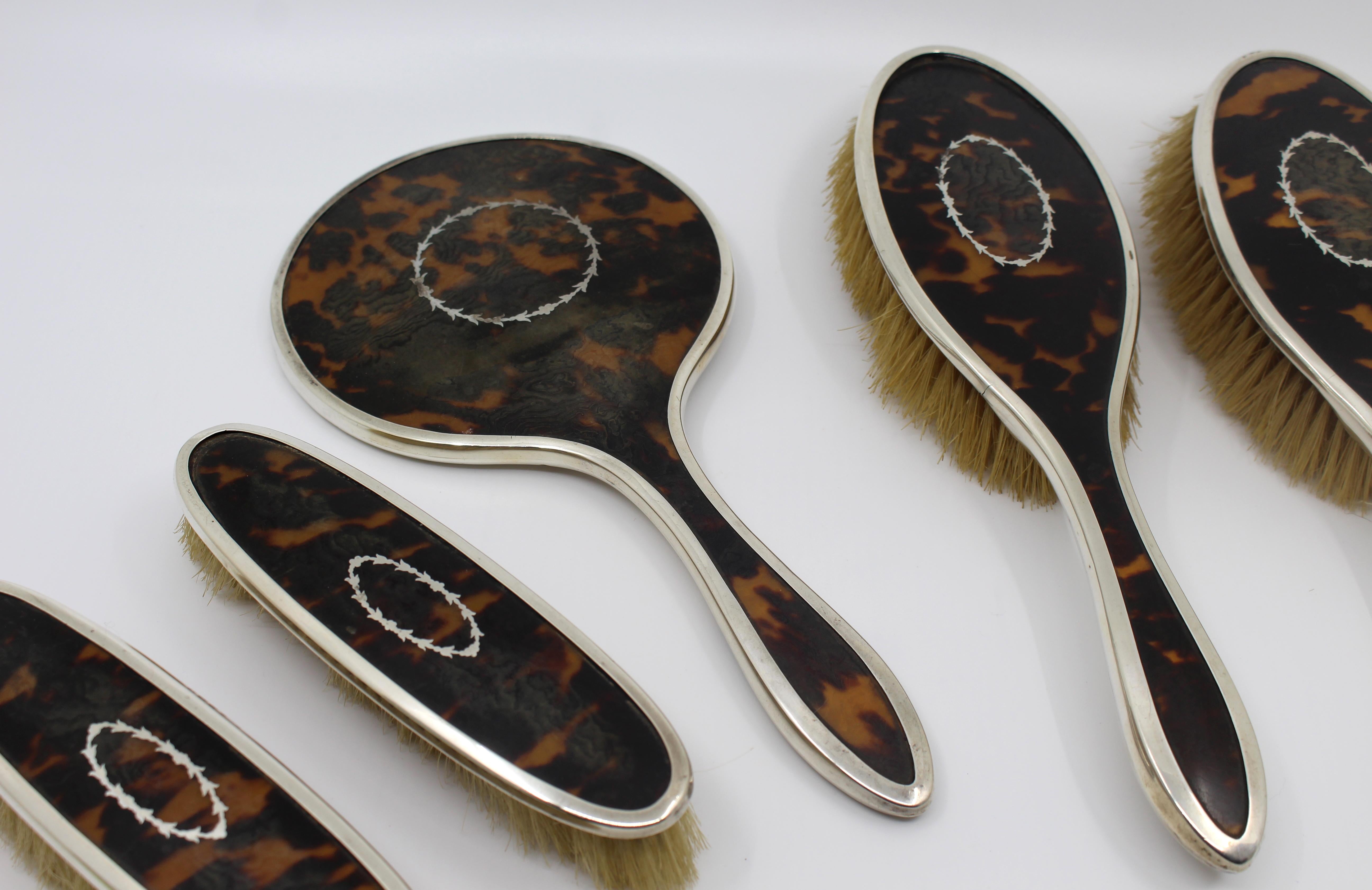 English Five-Piece Silver and Tortoiseshell Vanity Toilet Brush Set, 1923 In Good Condition For Sale In Worcester, Worcestershire