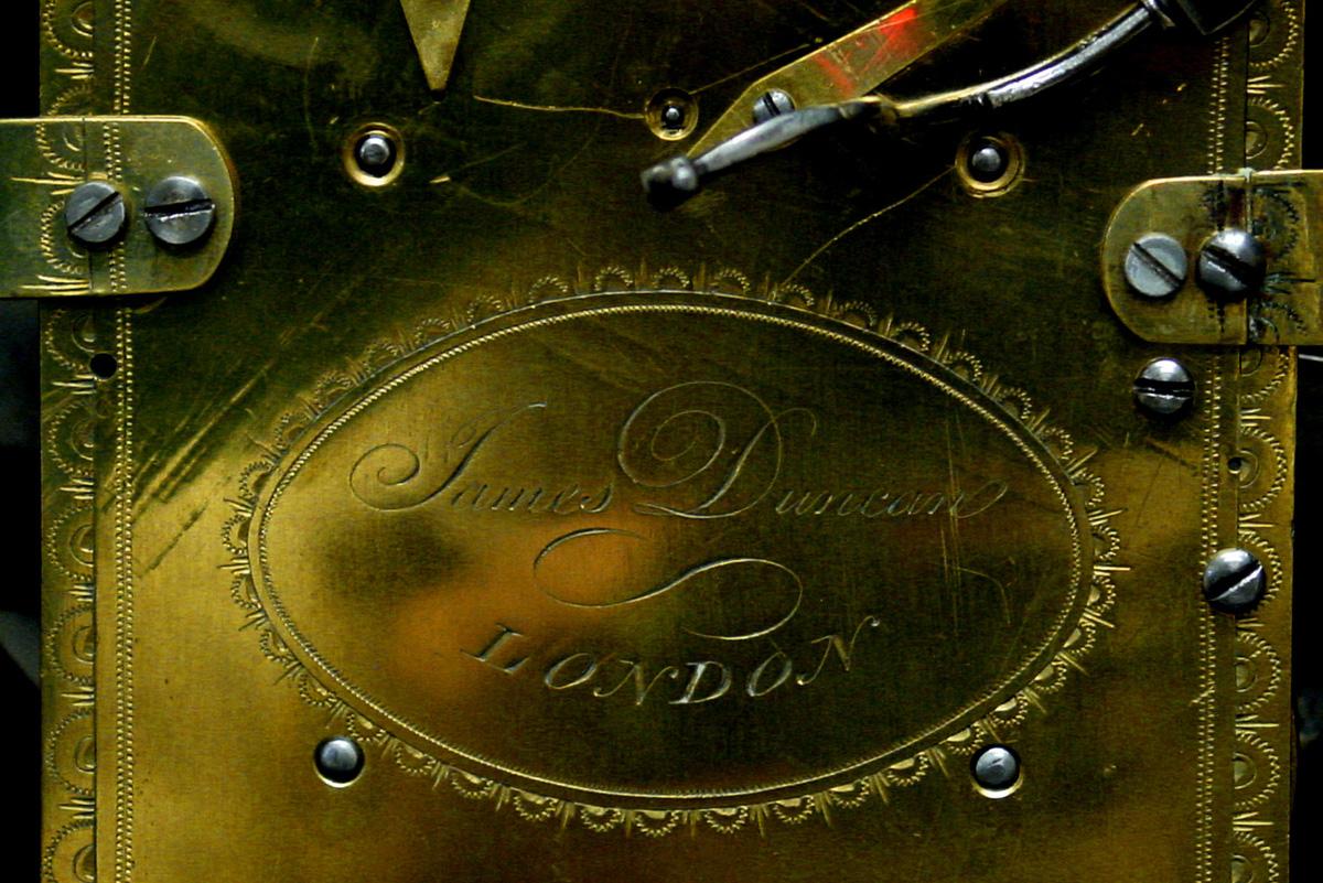Britannique Horloge à chevalet George III en acajou flammé anglais par James Duncan, Londres en vente