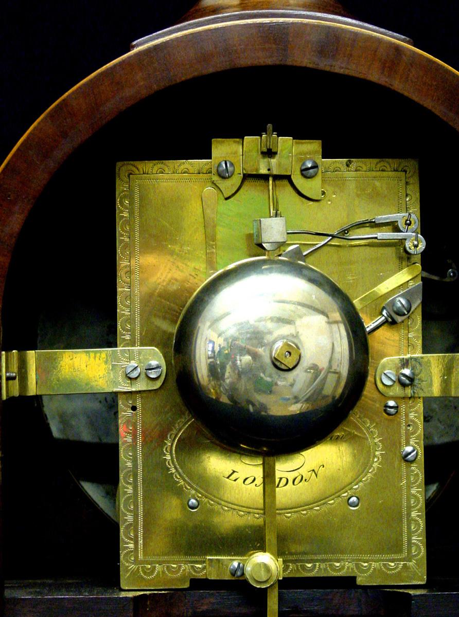 Horloge à chevalet George III en acajou flammé anglais par James Duncan, Londres Bon état - En vente à London, GB