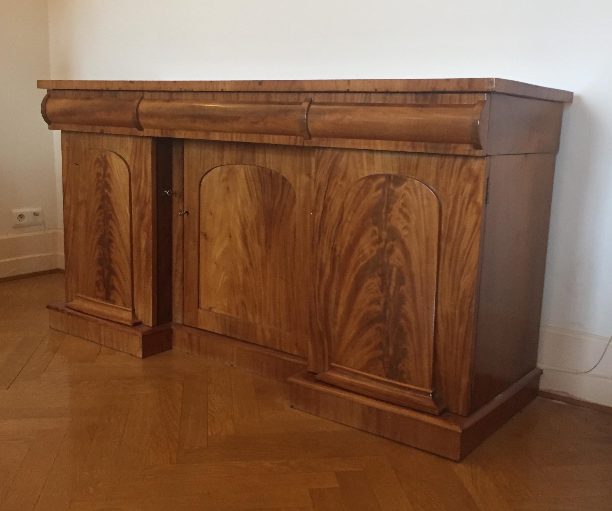 In solid flamingo mahogany, this piece of furniture is end of 19th beginning of the 20th century.
Three doors, three drawers give a great space for storage,
The extreme right side opens on a very deep drawer 14