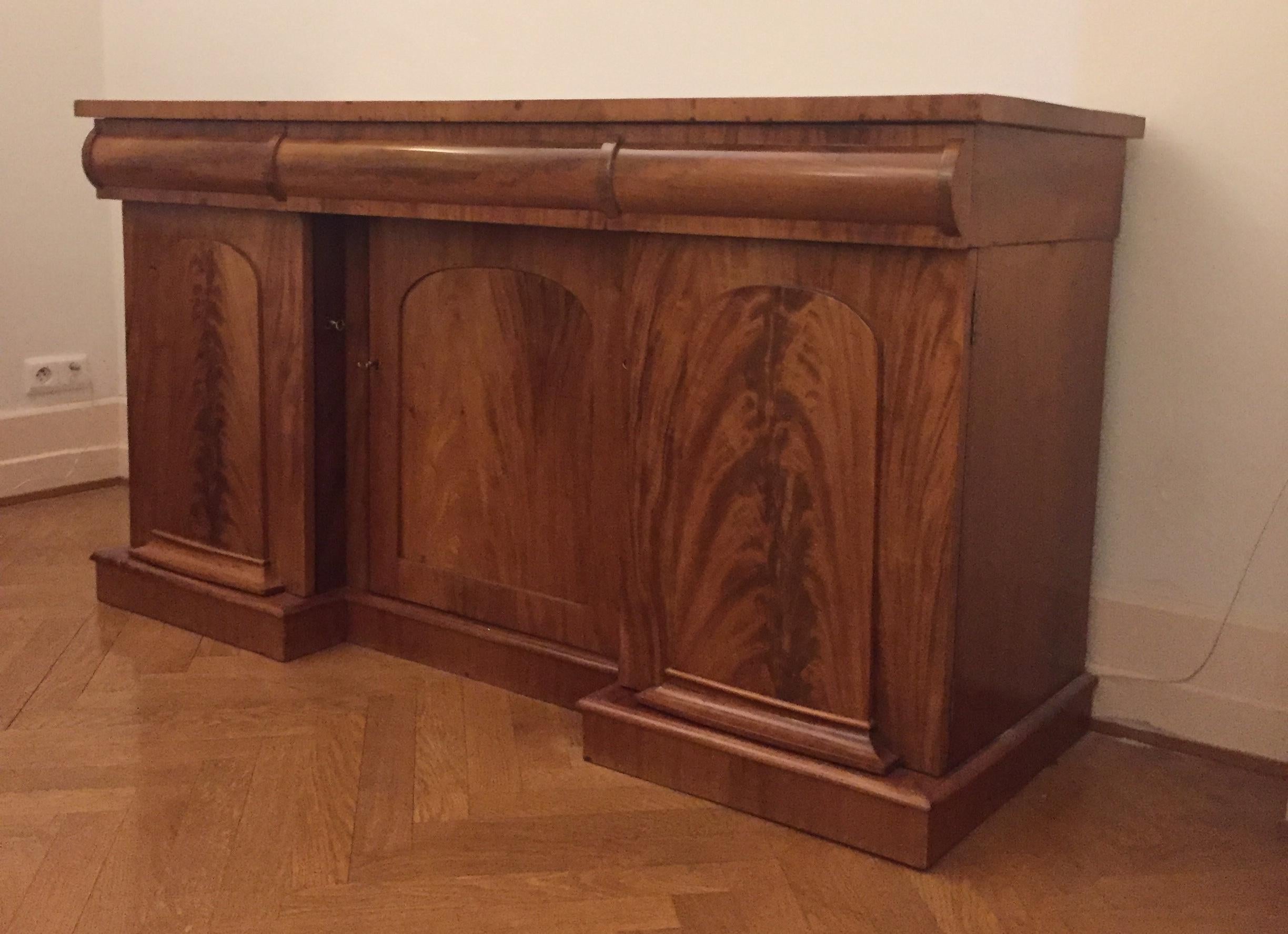 English Flamingo Mahogany Sideboard-Bar, 19th Century In Good Condition For Sale In Miami, FL