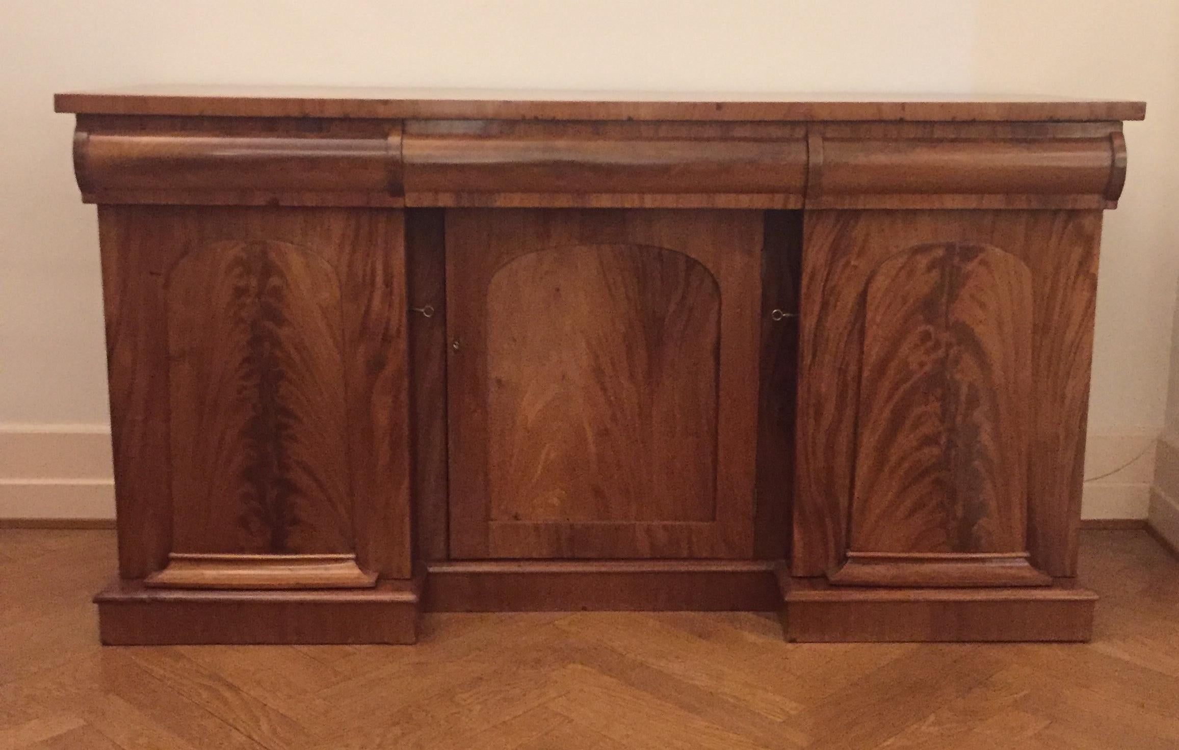 English Flamingo Mahogany Sideboard-Bar, 19th Century For Sale 1