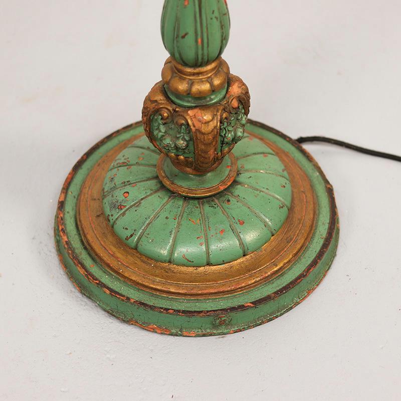 Englische Stehlampe in verwitterter alter Farbe (Britisch) im Angebot