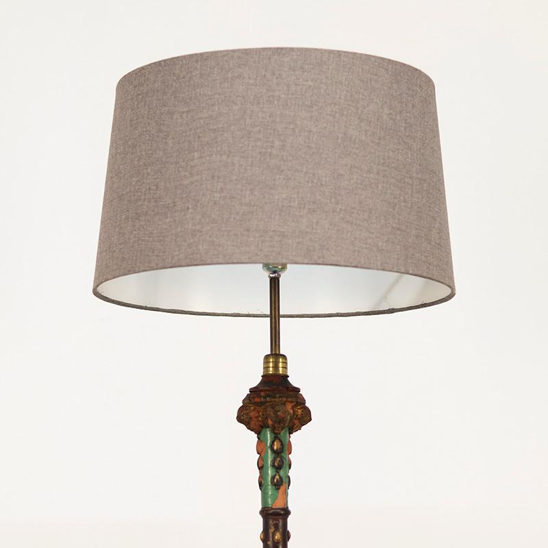 Englische Stehlampe in verwitterter alter Farbe (Gemalt) im Angebot