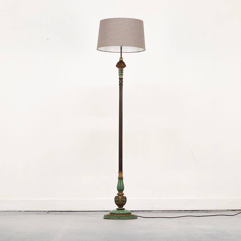 Englische Stehlampe in verwitterter alter Farbe (20. Jahrhundert) im Angebot