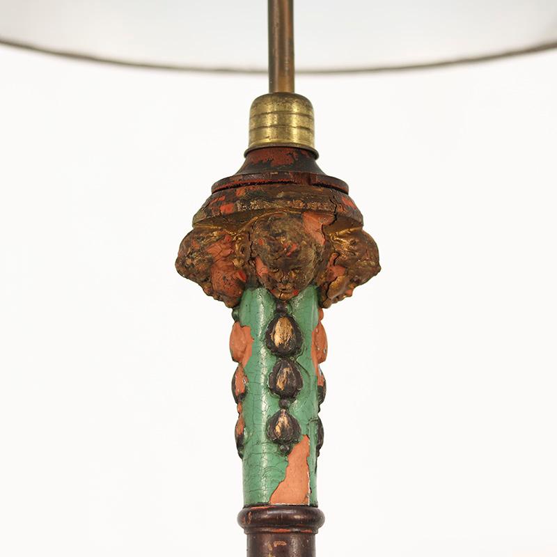 Englische Stehlampe in verwitterter alter Farbe (Kiefernholz) im Angebot