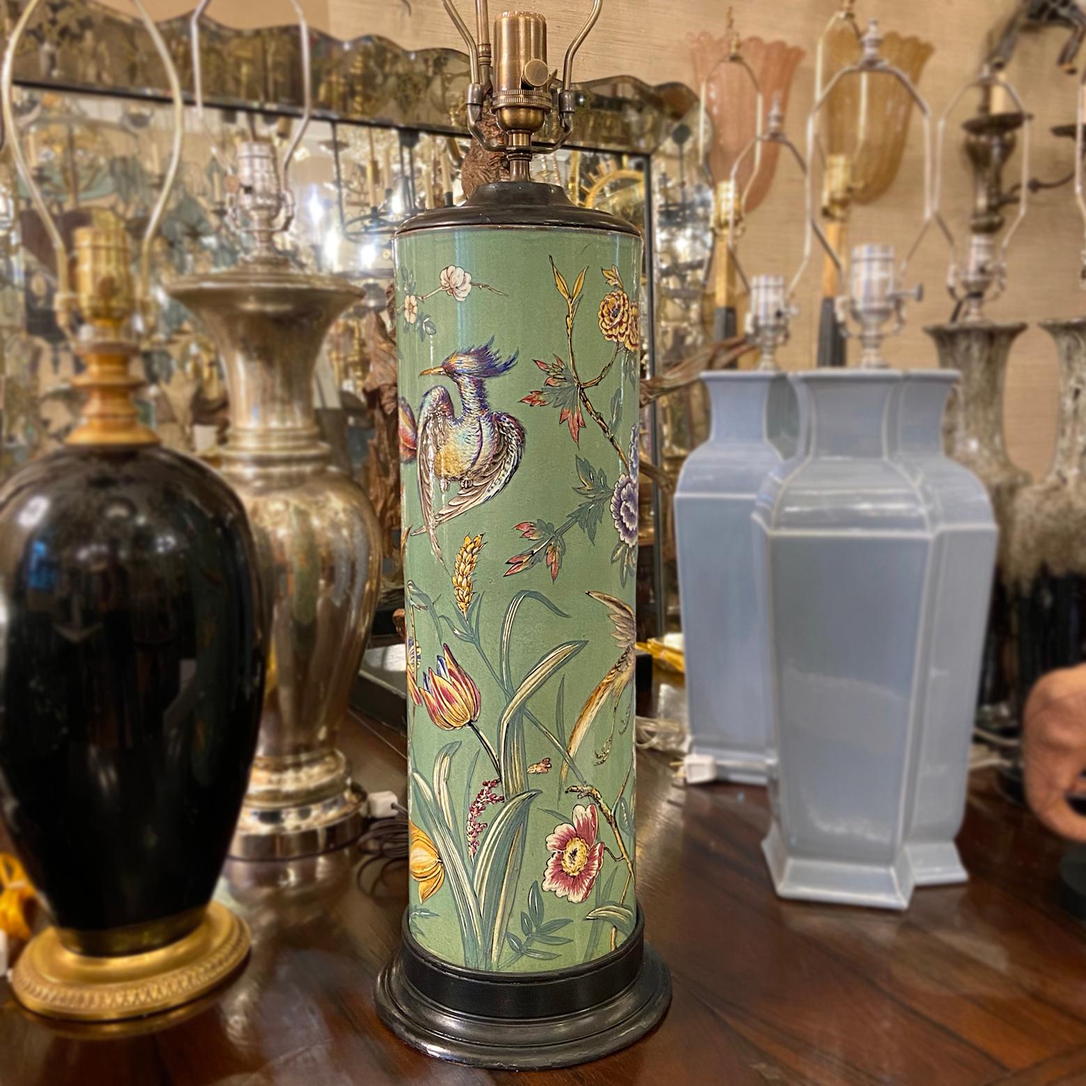 Lampe anglaise en porcelaine verte à motifs floraux en vente 1