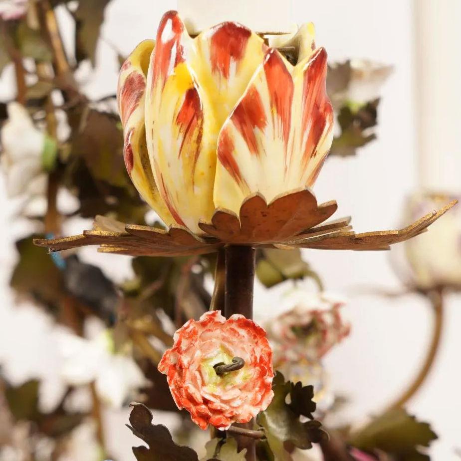 Lustre à huit lumières en porcelaine florale anglaise et laiton Bon état - En vente à New York, US