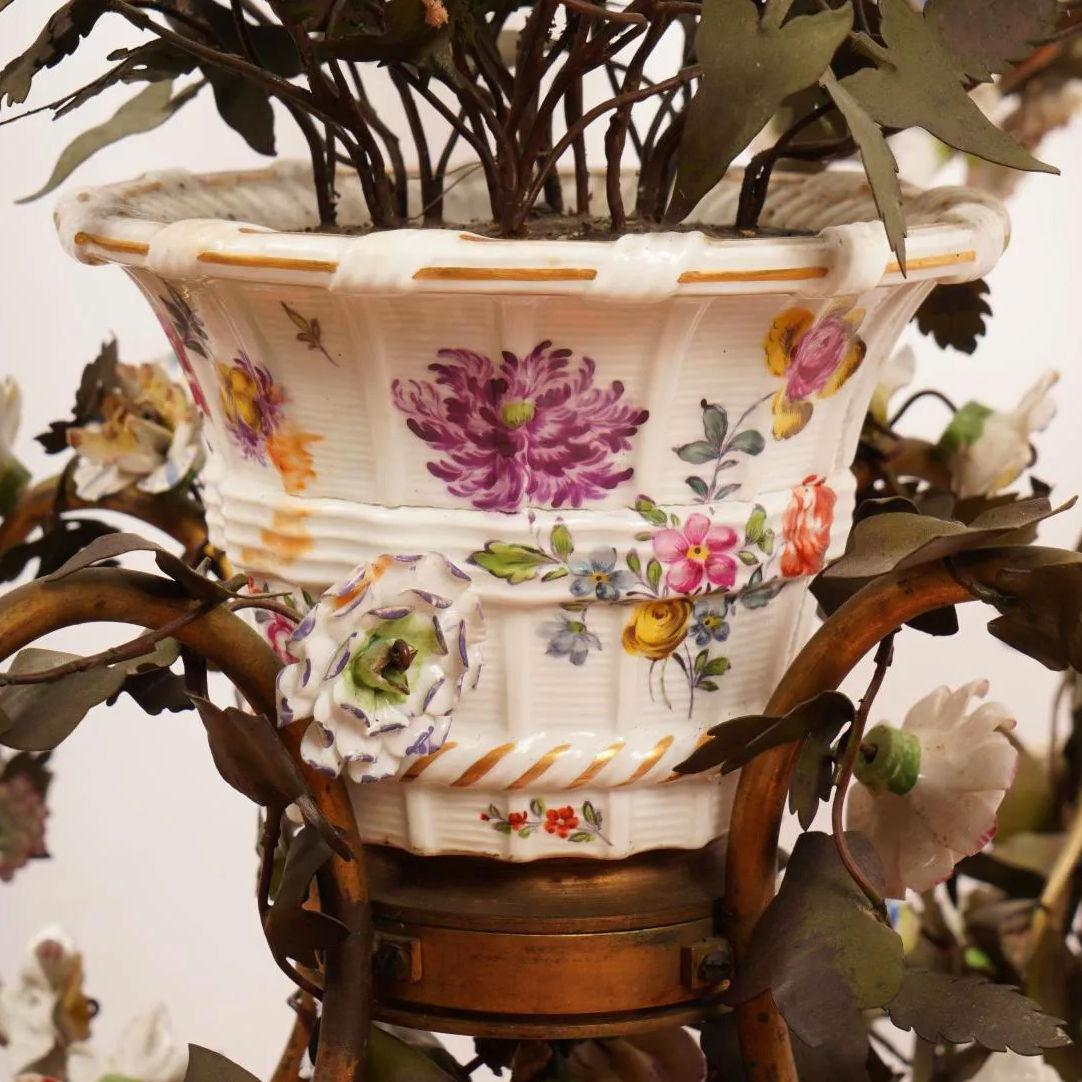 20ième siècle Lustre à huit lumières en porcelaine florale anglaise et laiton en vente