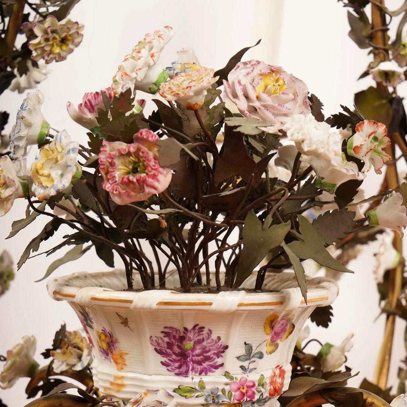 Laiton Lustre à huit lumières en porcelaine florale anglaise et laiton en vente