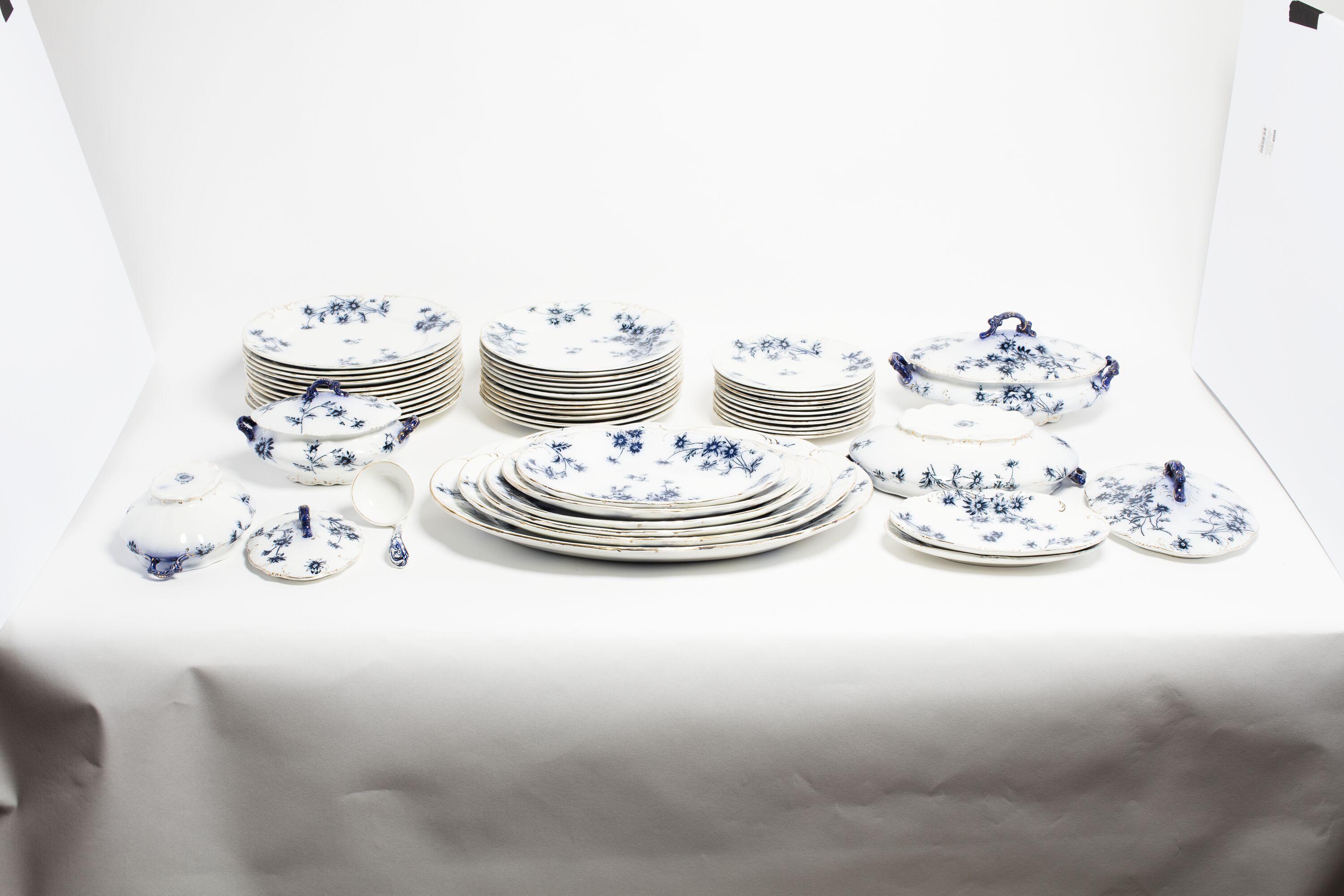 English Flow Blue Dinnerware Set In Good Condition For Sale In South Salem, NY
