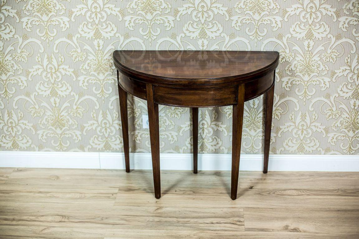 We present you this English card table, circa 1870.
Table’s diameter after folding out: 85 cm.

 This piece of furniture has undergone a renovation.