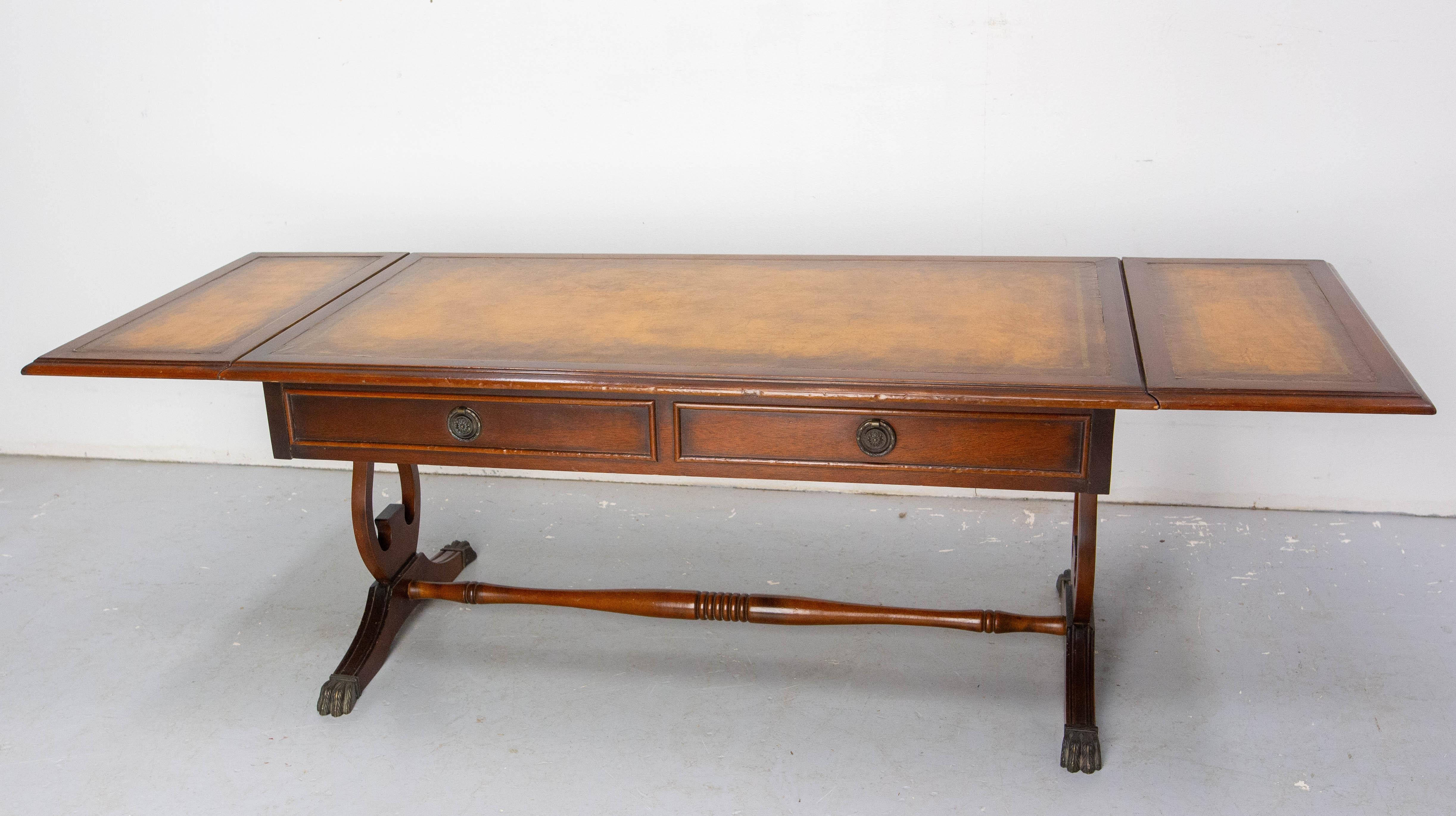 English white wood and leather coffee table.
Two drawers.
Width when the table is unfolded: 37.40 in. (95 cm). 
In good condition.

Shipping:
50 / 95 / 44 cm (mousse)