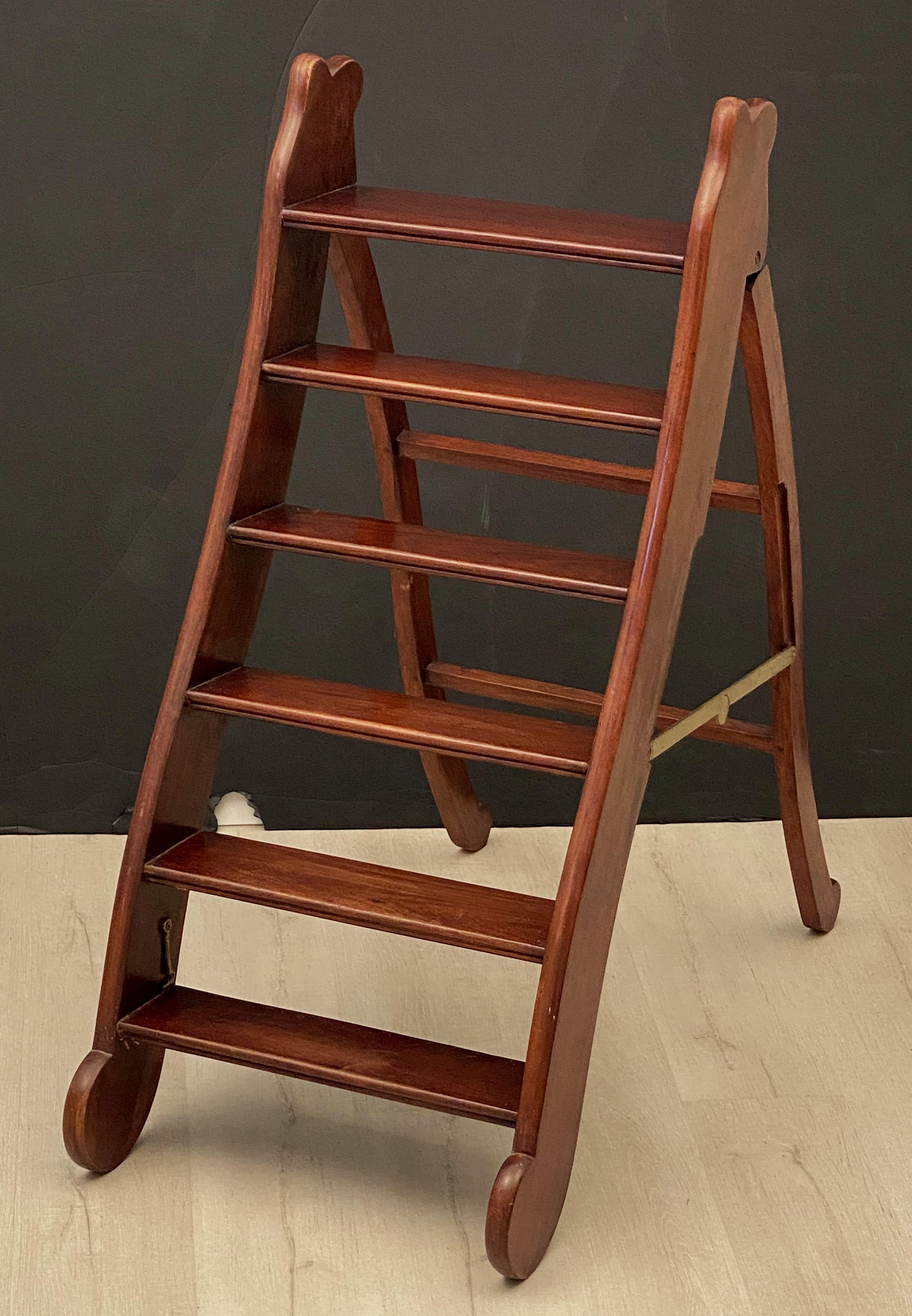 English Folding Library Step Ladder of Mahogany and Brass from the Edwardian Era In Good Condition In Austin, TX