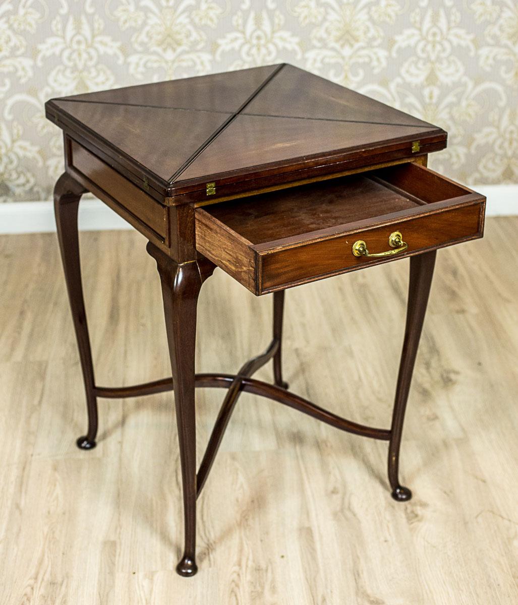 We present you this English card table, circa 1870.
This table is on bentwood legs that are joint together with a cross bar with slightly prominent knees.
There is a single drawer on the apron.
The closed table top is composed of four connecting