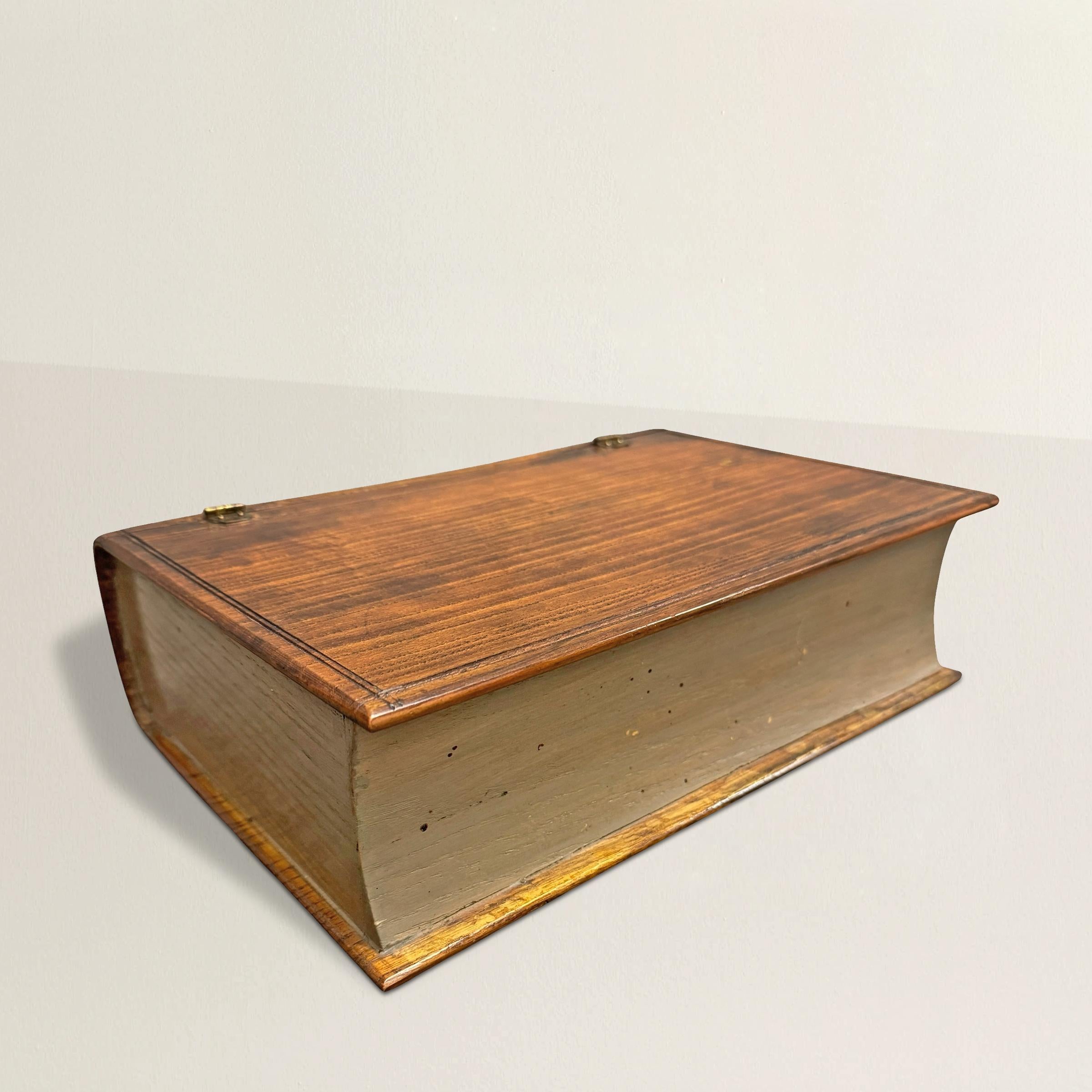 Un po' di bizzarria inglese resa in legno di quercia: questa scatola del XX secolo ha la forma di un libro, completo di un 