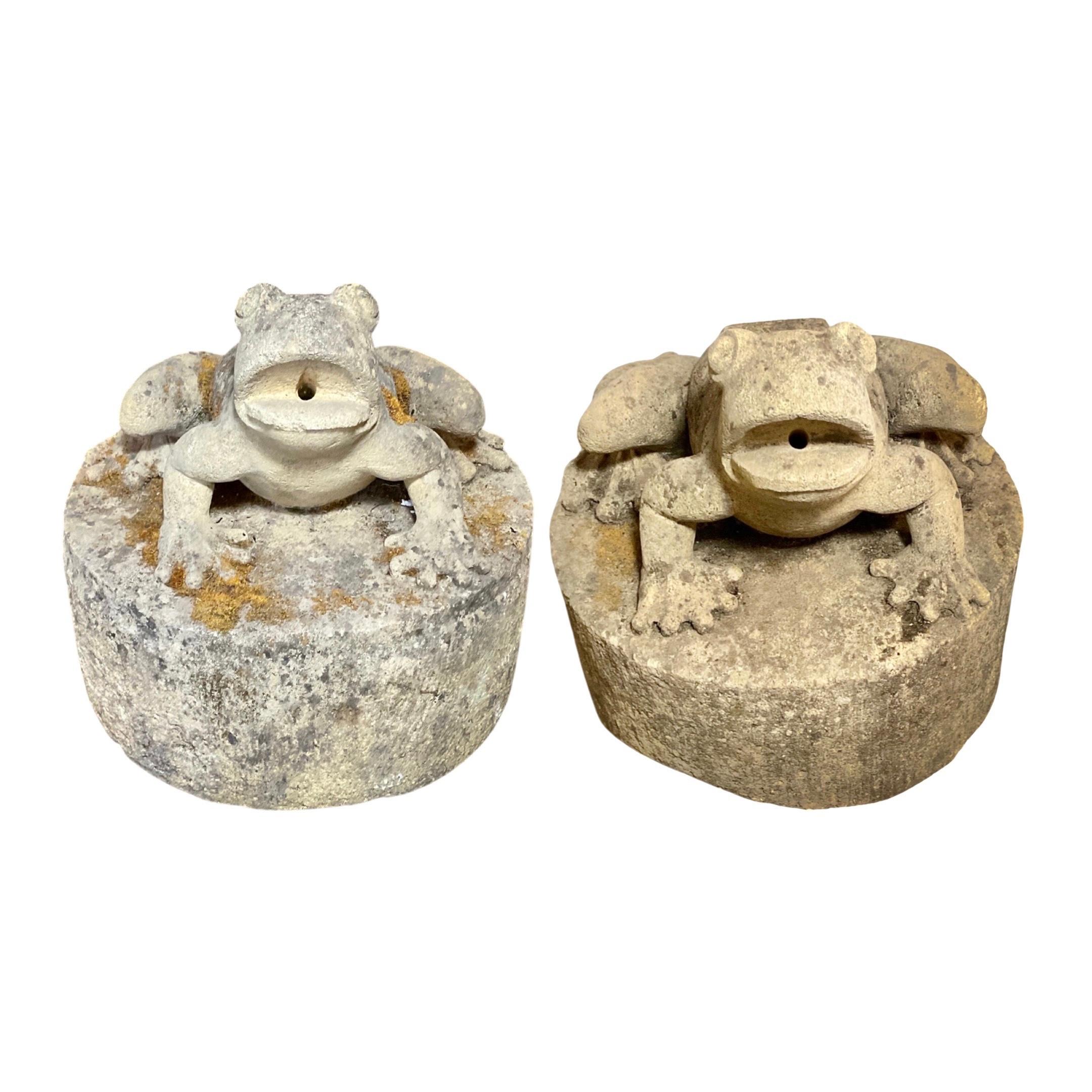 Dieser englische Brunnen mit geschnitztem Froschkopf ist ein Paar aus Kalkstein, das auf das 18. Diese aus England stammenden Froschköpfe sind perfekt, um eine historische Atmosphäre in Ihrem Garten oder Hof zu schaffen. Mit ihrem zeitlosen Design