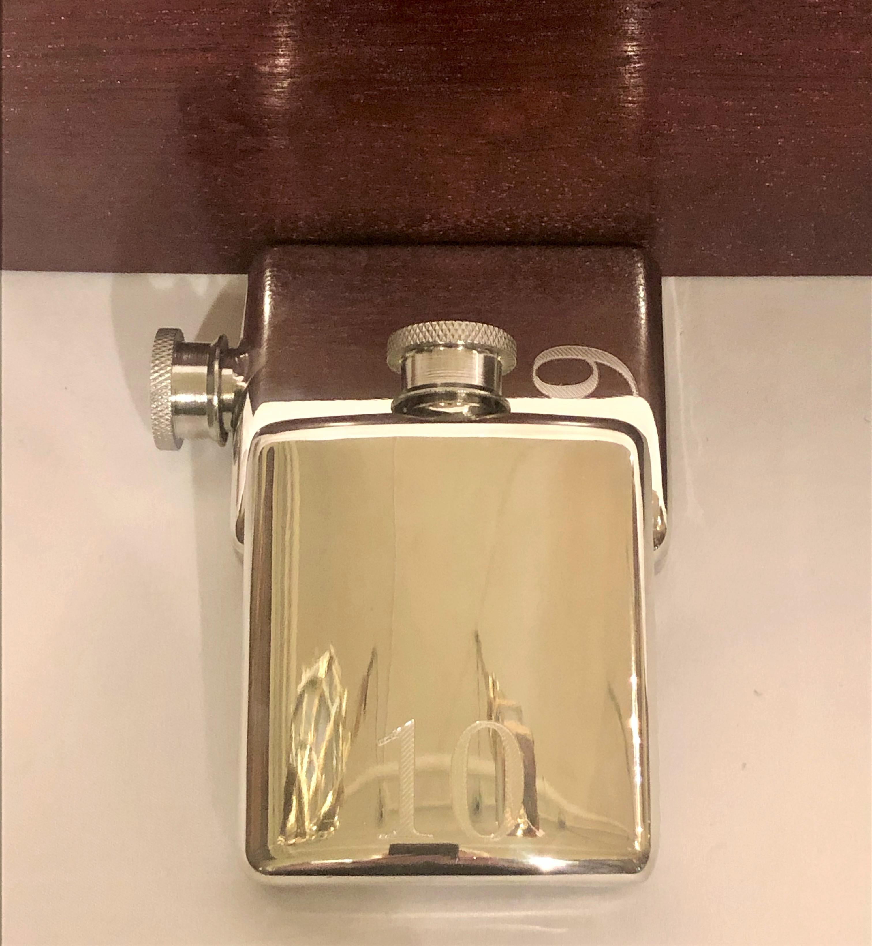 English Fox Hunt Numbered Flask Set in Fitted Box In Excellent Condition In New Orleans, LA