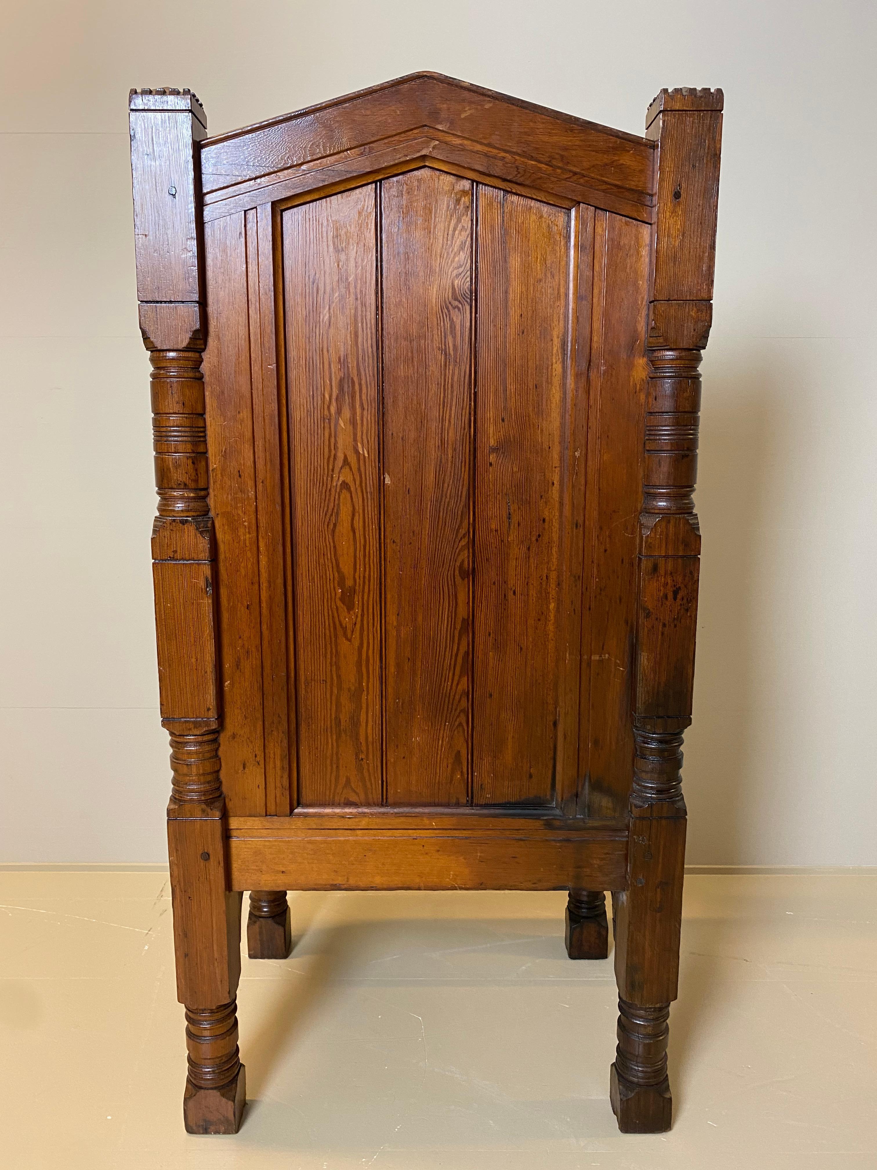 Antiker englischer Thronsessel/Armlehne aus Kiefernholz im freien Macon-Stil, 19. Jahrhundert (Gebleicht) im Angebot