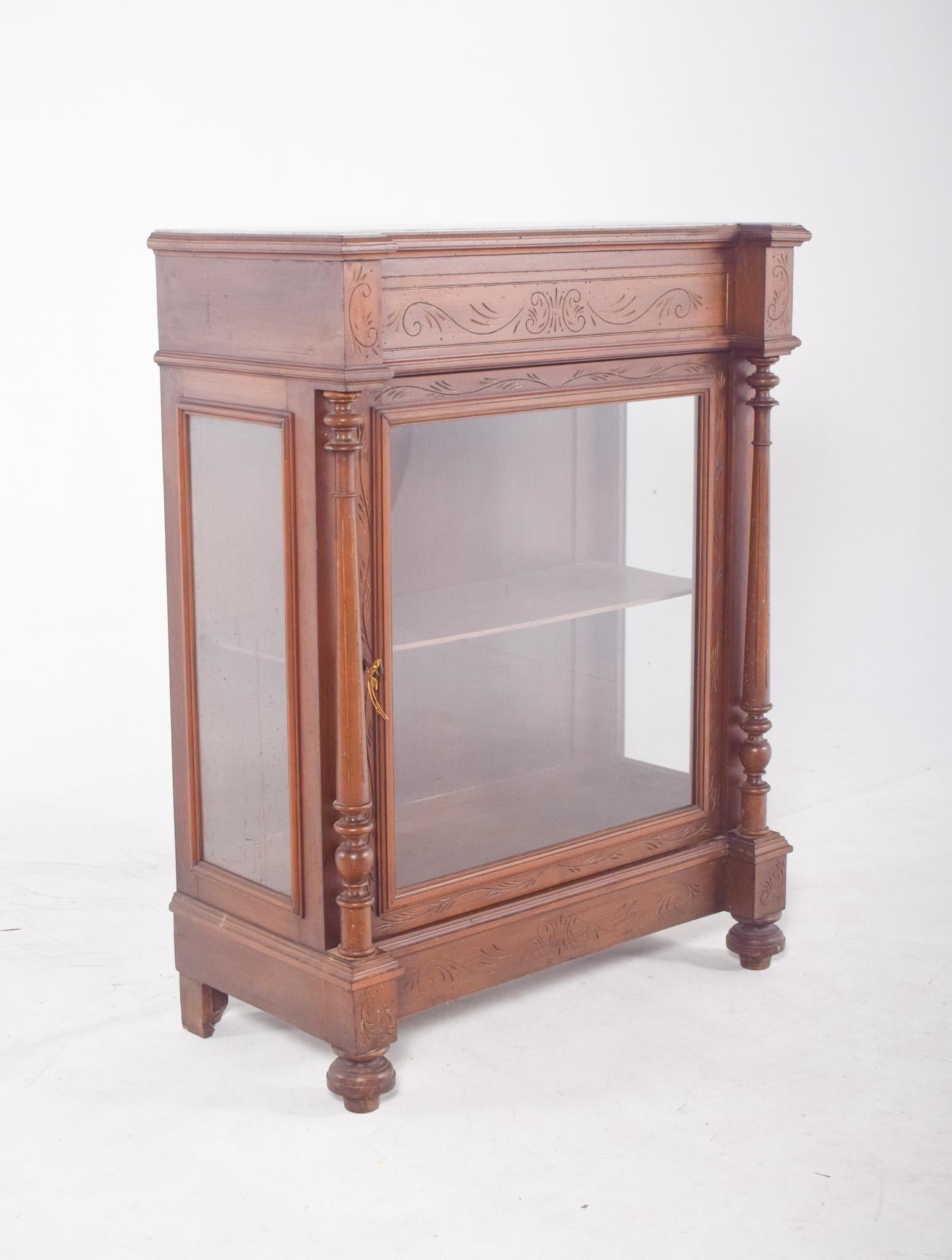 Englische Front Vitrine in Wood (Spätviktorianisch) im Angebot