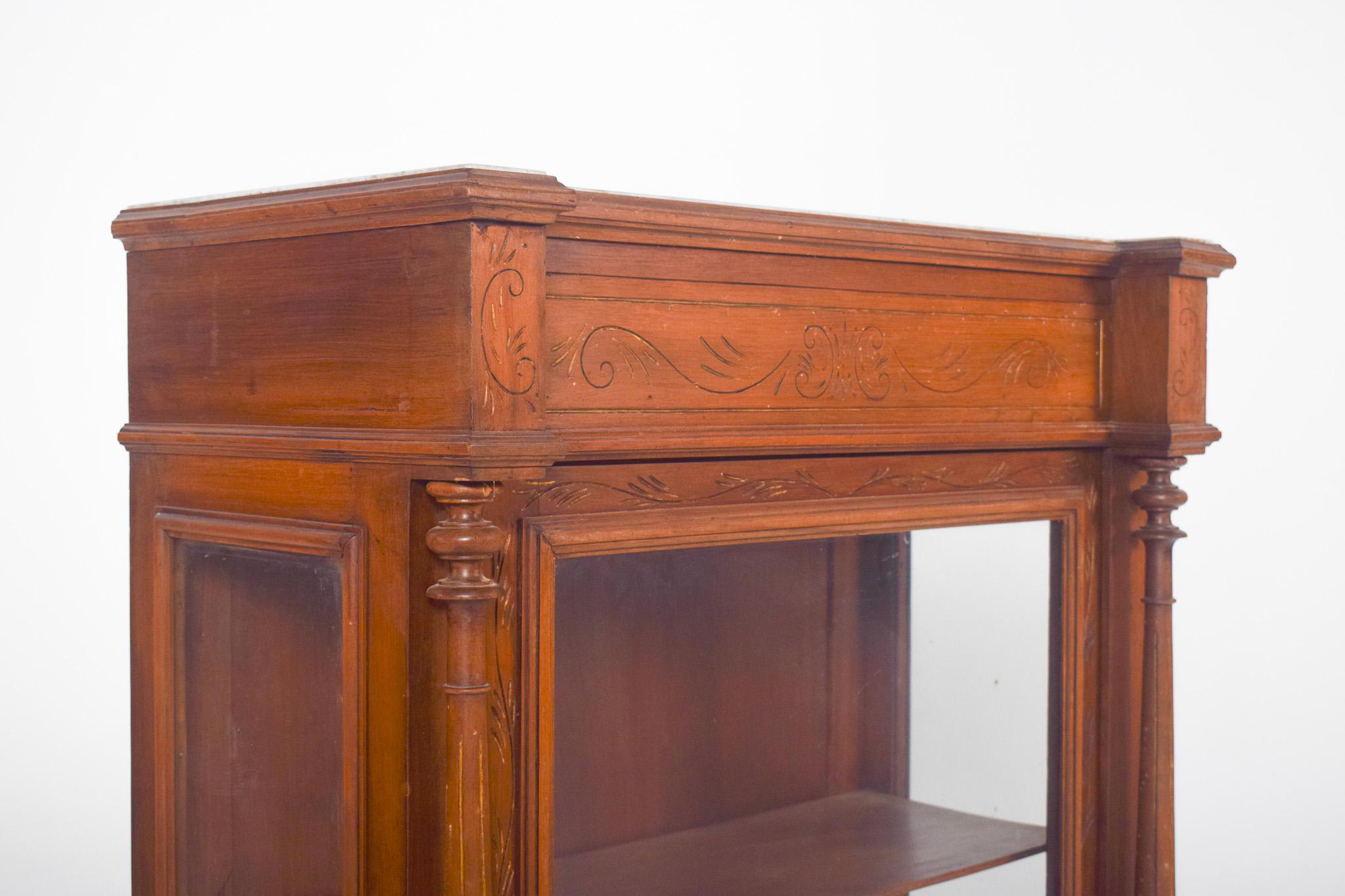 Englische Front Vitrine in Wood (20. Jahrhundert) im Angebot