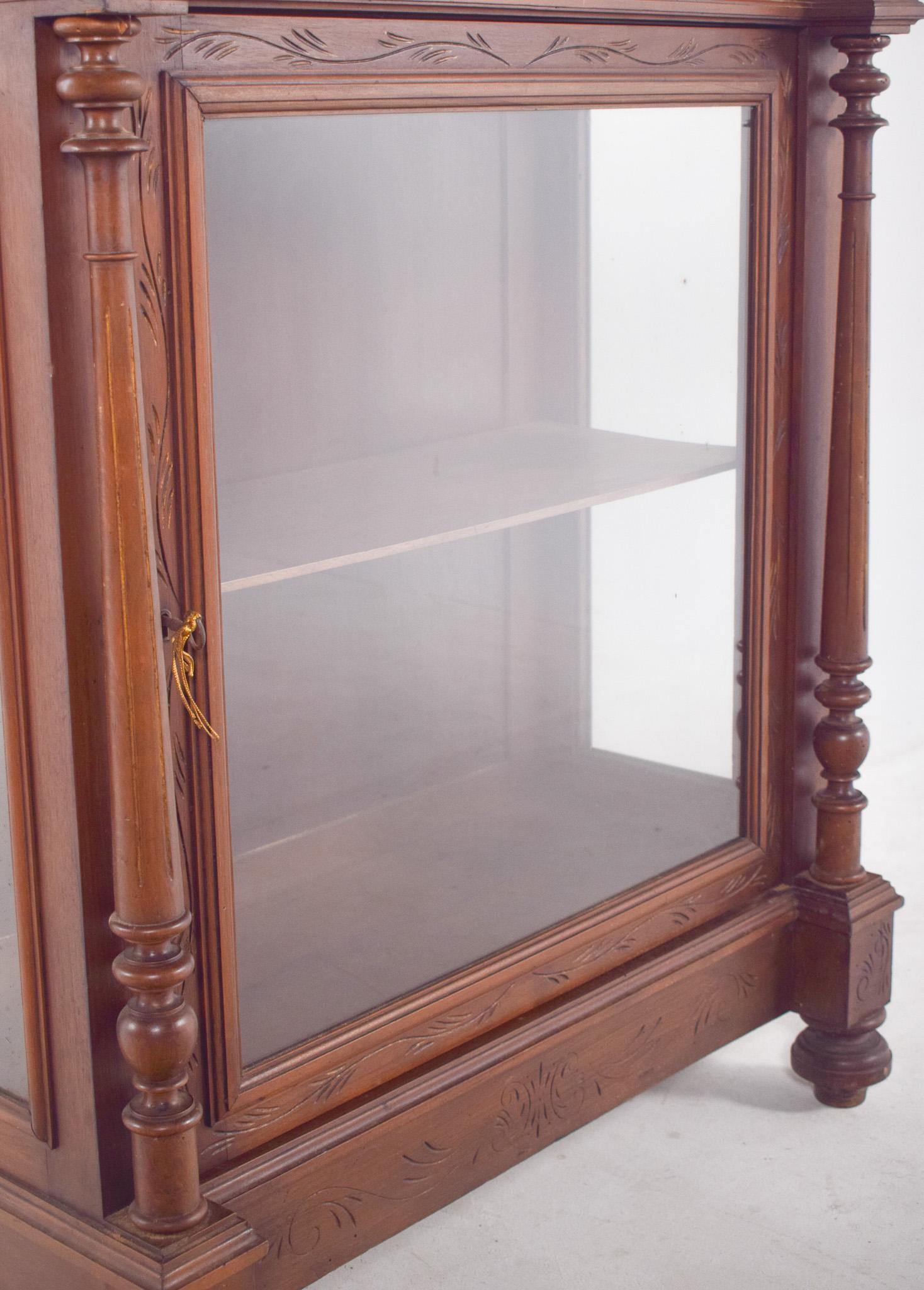 Englische Front Vitrine in Wood (Glas) im Angebot