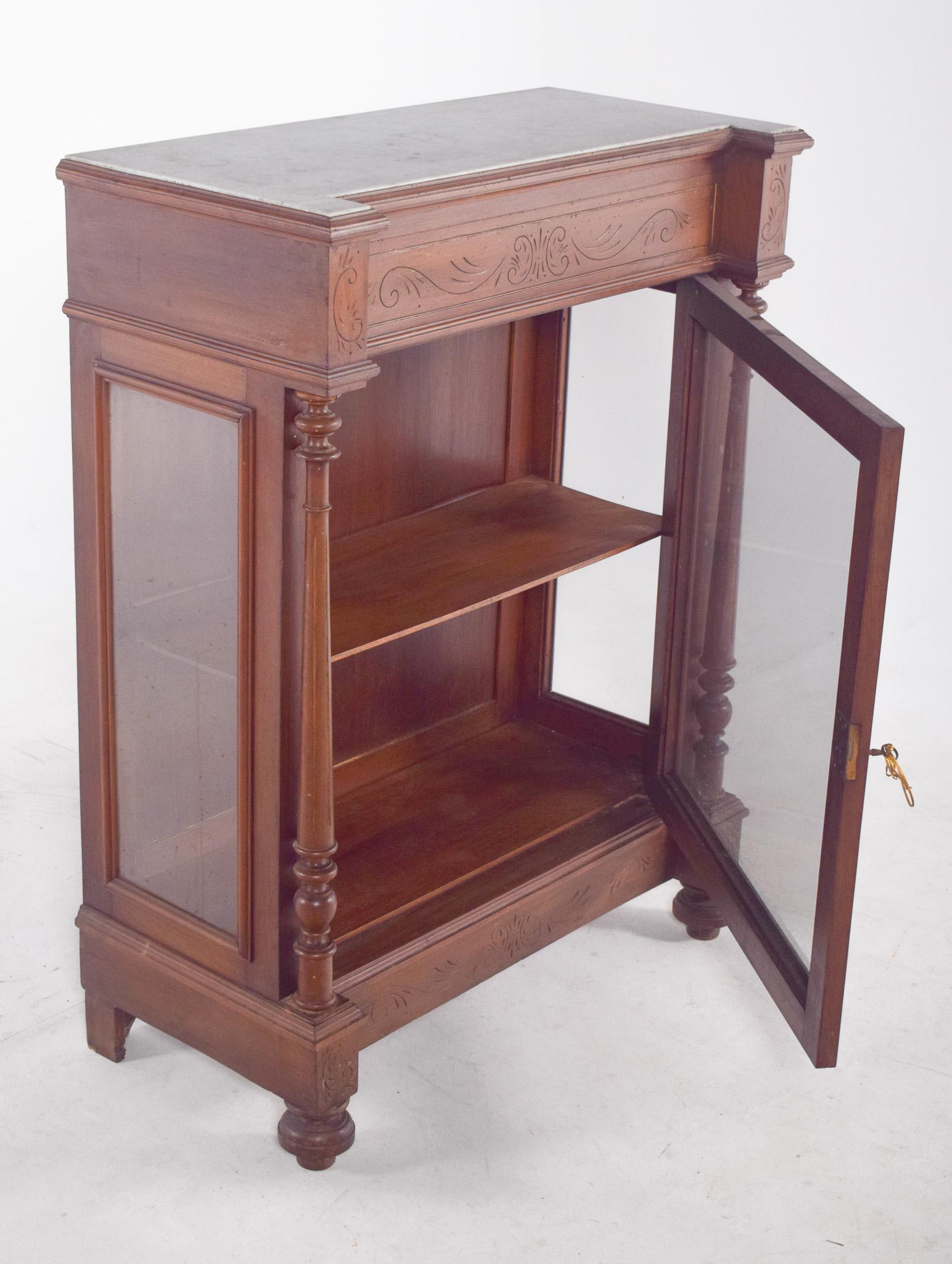 Englische Front Vitrine in Wood im Angebot 1