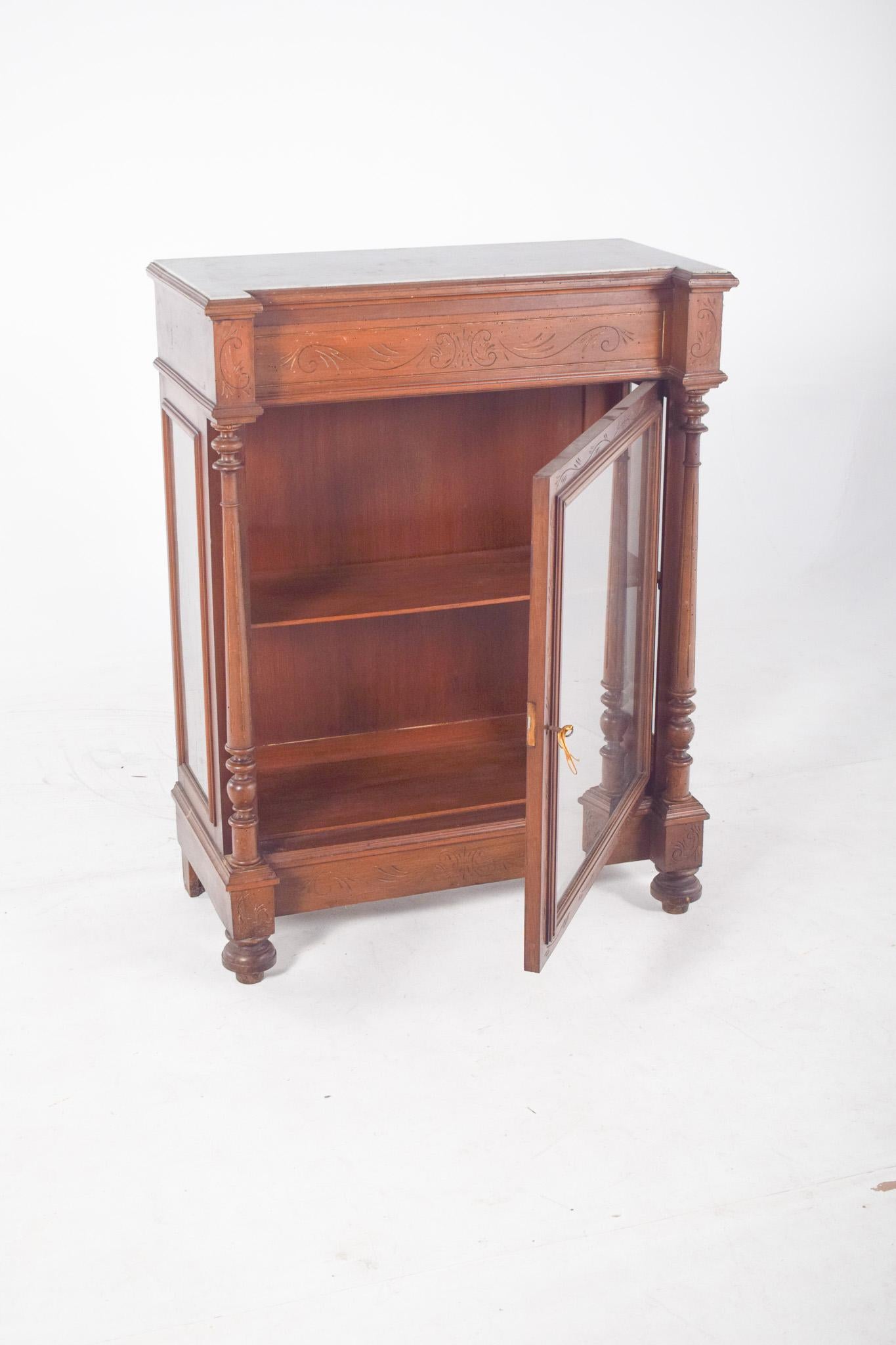 Englische Front Vitrine in Wood im Angebot 2
