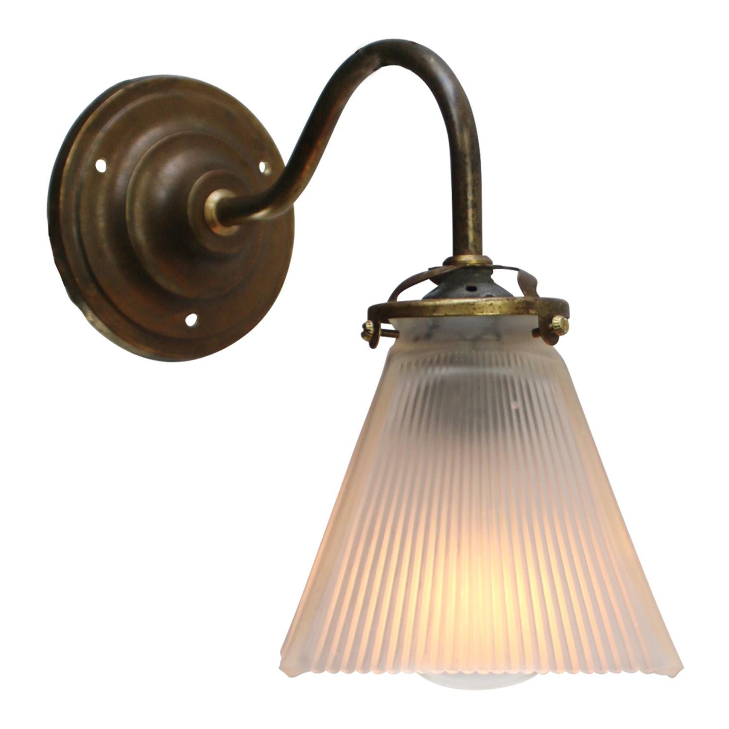 Aplique inglés, lámpara de pared
Cristal cuadrado esmerilado.
Pieza de pared y brazo de latón

diámetro del soporte mural de latón 10 cm, 3 agujeros para fijar

Peso: 0,65 kg / 1,4 lb

Precio por unidad. Todas las lámparas se han adecuado a las