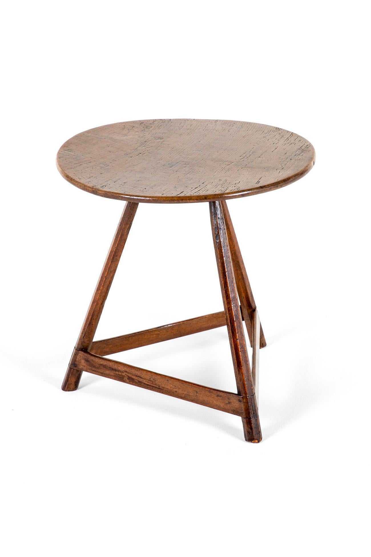 Georgien Table de cricket en bois fruitier anglais en vente