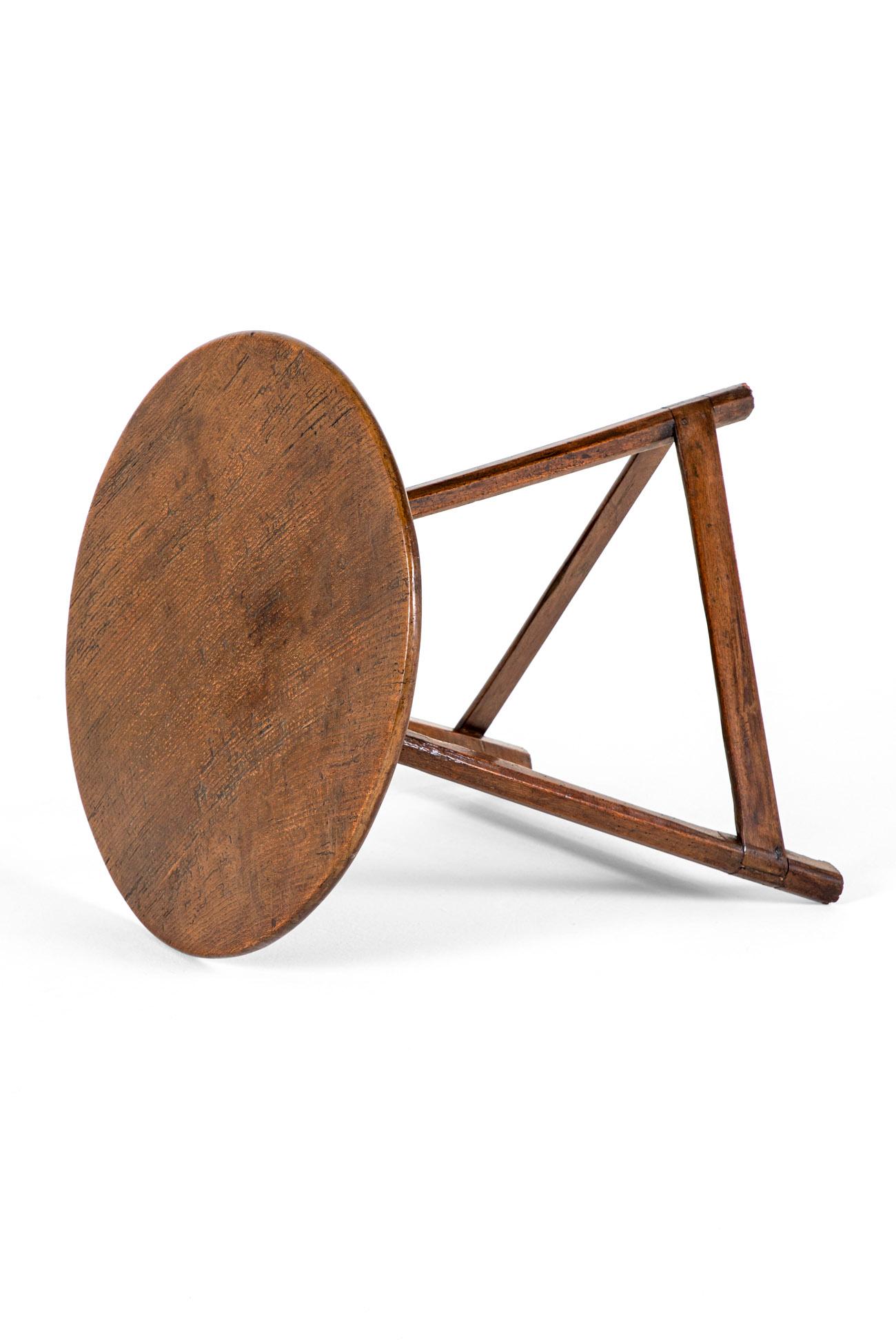 Britannique Table de cricket en bois fruitier anglais en vente