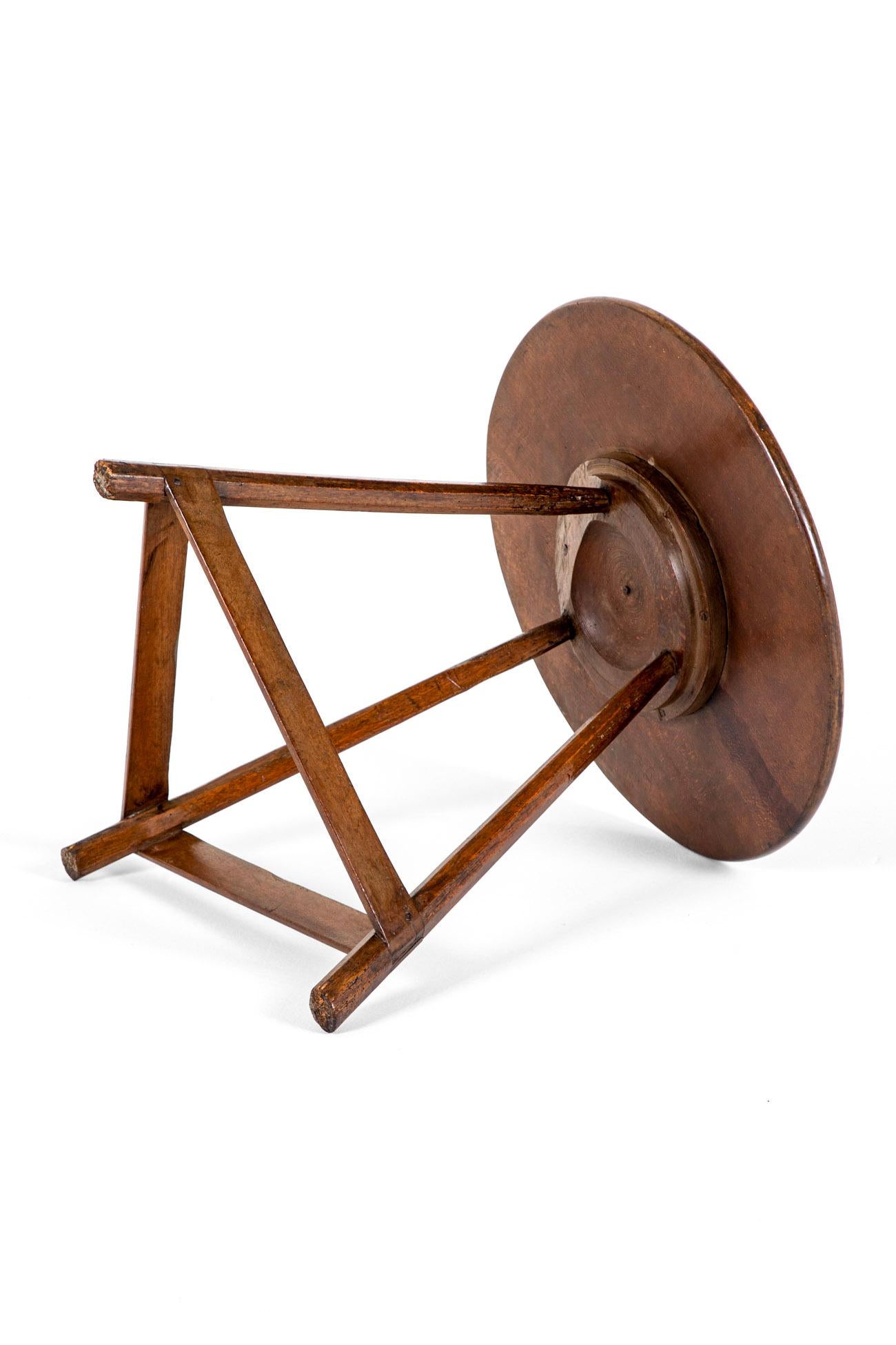 Sculpté à la main Table de cricket en bois fruitier anglais en vente