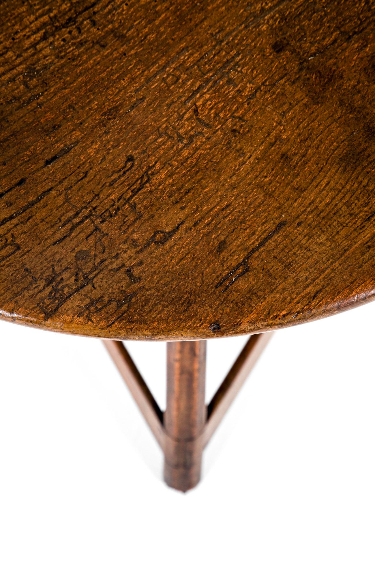 XIXe siècle Table de cricket en bois fruitier anglais en vente