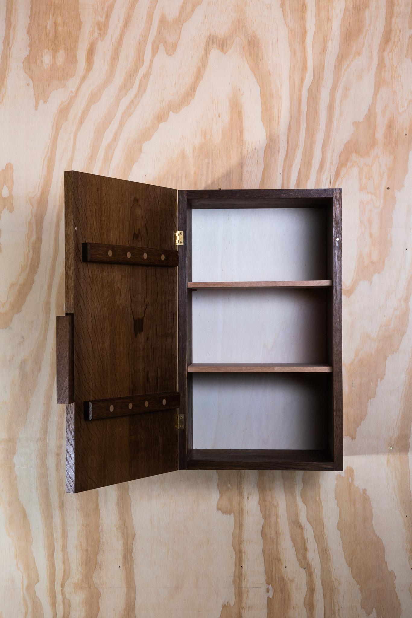 Armario para bebidas y armario de pared de roble fumé inglés hecho a mano. Diseño único y artesanal con estantes ajustables para guardar tus objetos preciados, bebidas y vasos.
Para construir este mueble único y artístico sólo se utiliza la mejor