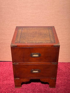 Englische englische Möbel Original Militärische Mahagoni-Kommode aus englischem Mahagoni mit Lederplatte