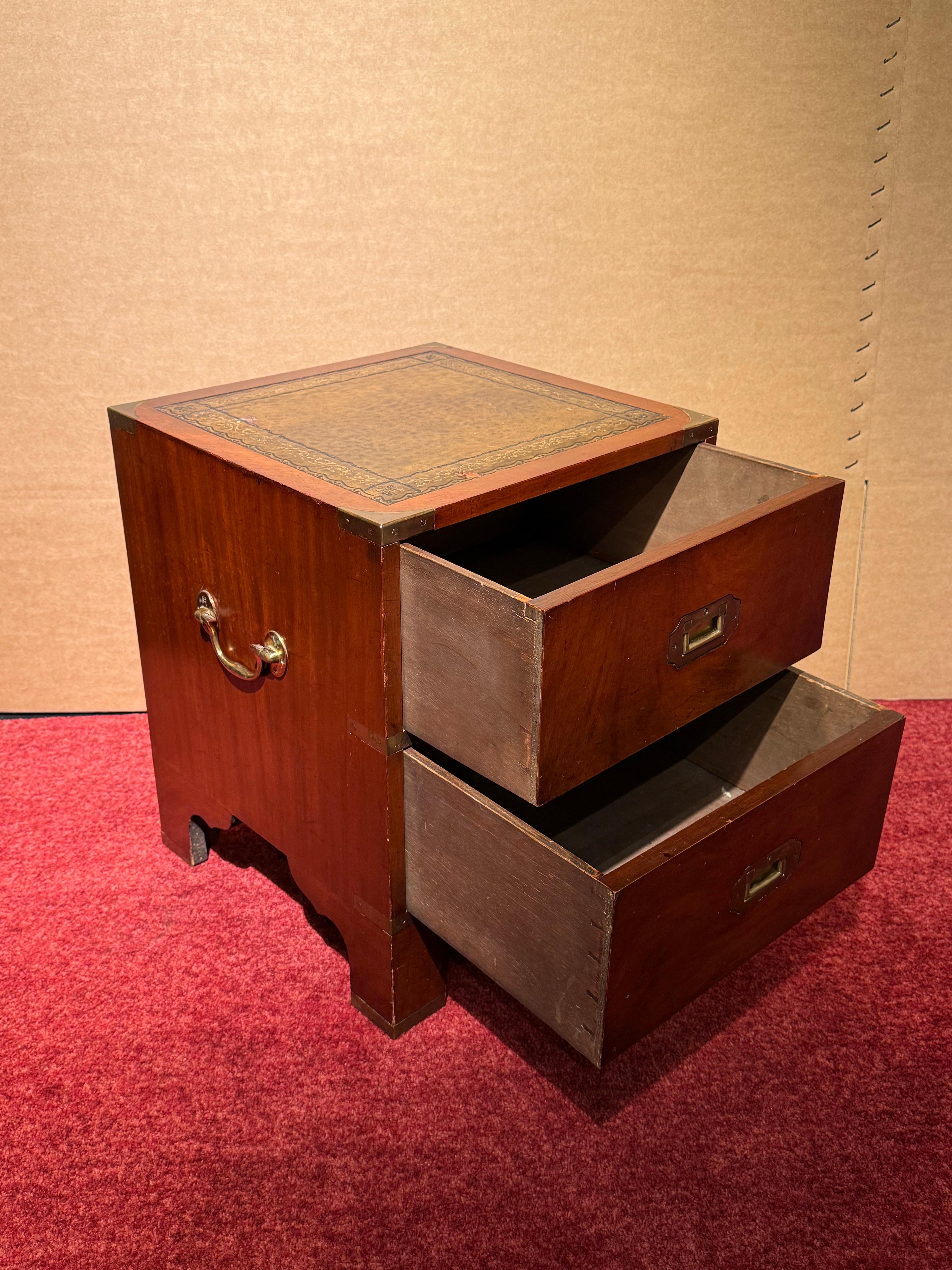 Mobili inglesi Cassettiera militare originale in mogano Piastra in pelle in vendita 1