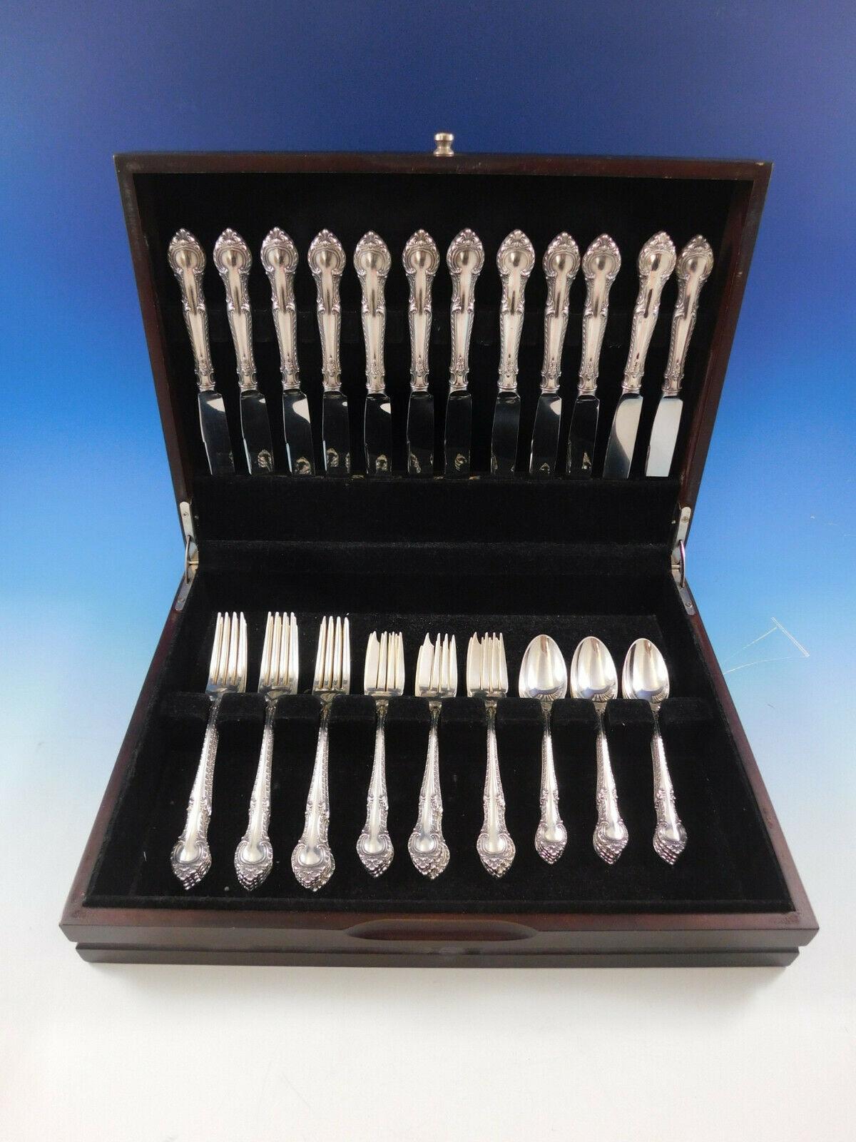 Coffret de couverts en argent sterling English Gadroon by Gorham - 48 pièces. Cet ensemble comprend :

12 couteaux, 8 3/4