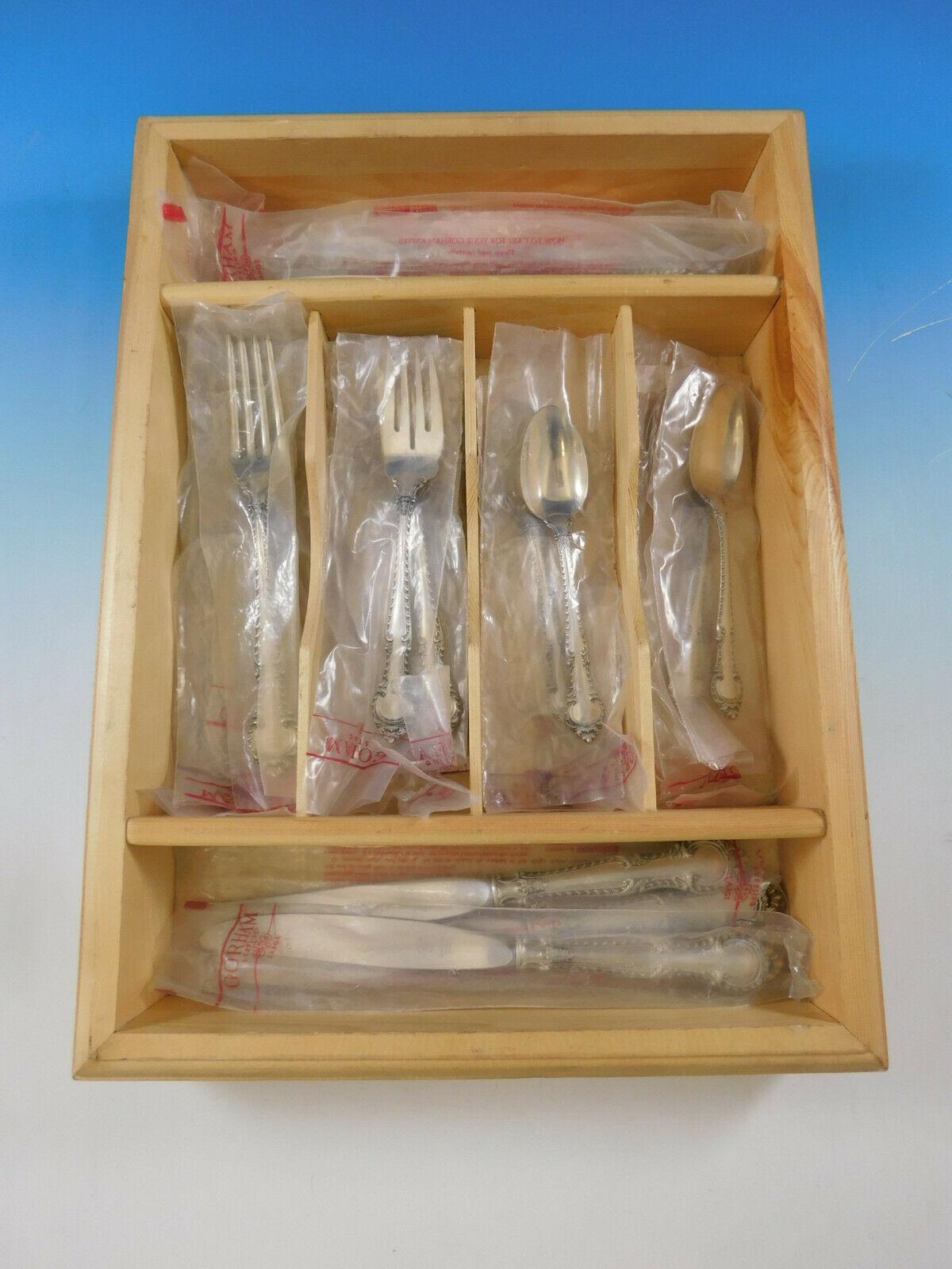 New, unused dinner size English Gadroon by Gorham sterling silver flatware set of 24 pieces. Great starter set! This set includes:

6 dinner size knives, 9 1/2