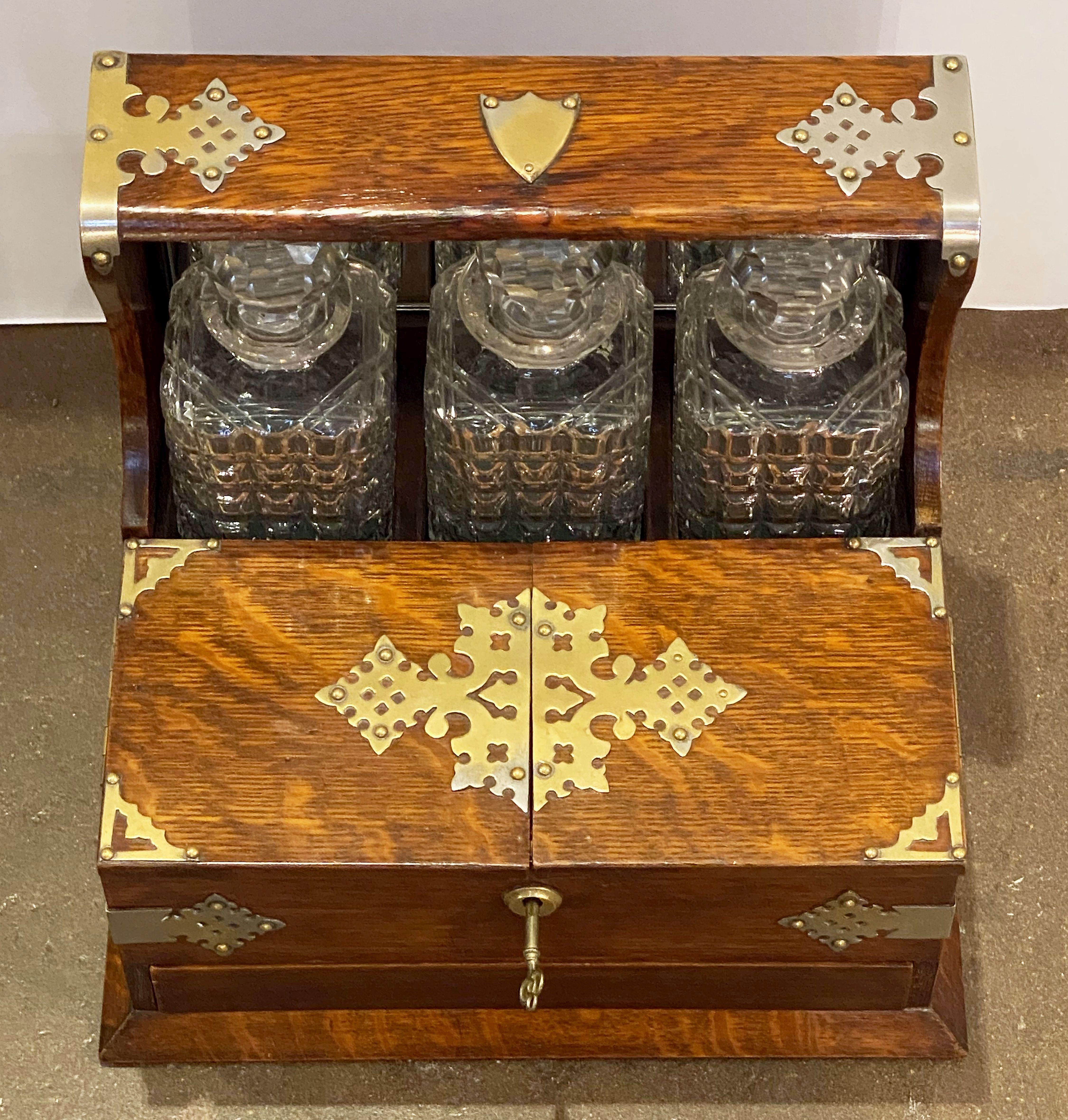 English Gaming Compendium and Tantalus of Oak with Three Decanters In Good Condition In Austin, TX